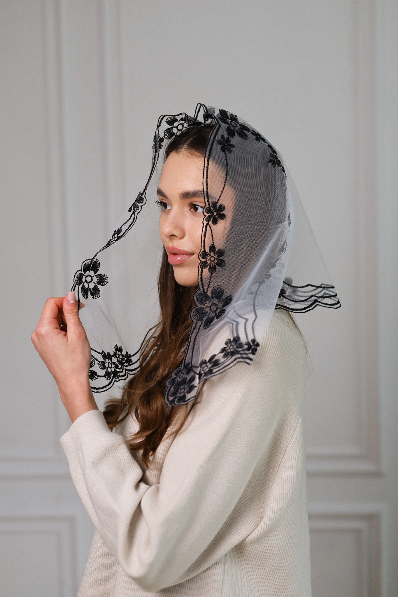 FLORAL DESIGN BLACK VEIL