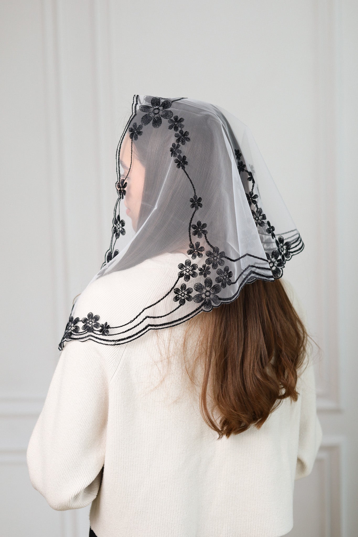 FLORAL DESIGN BLACK VEIL