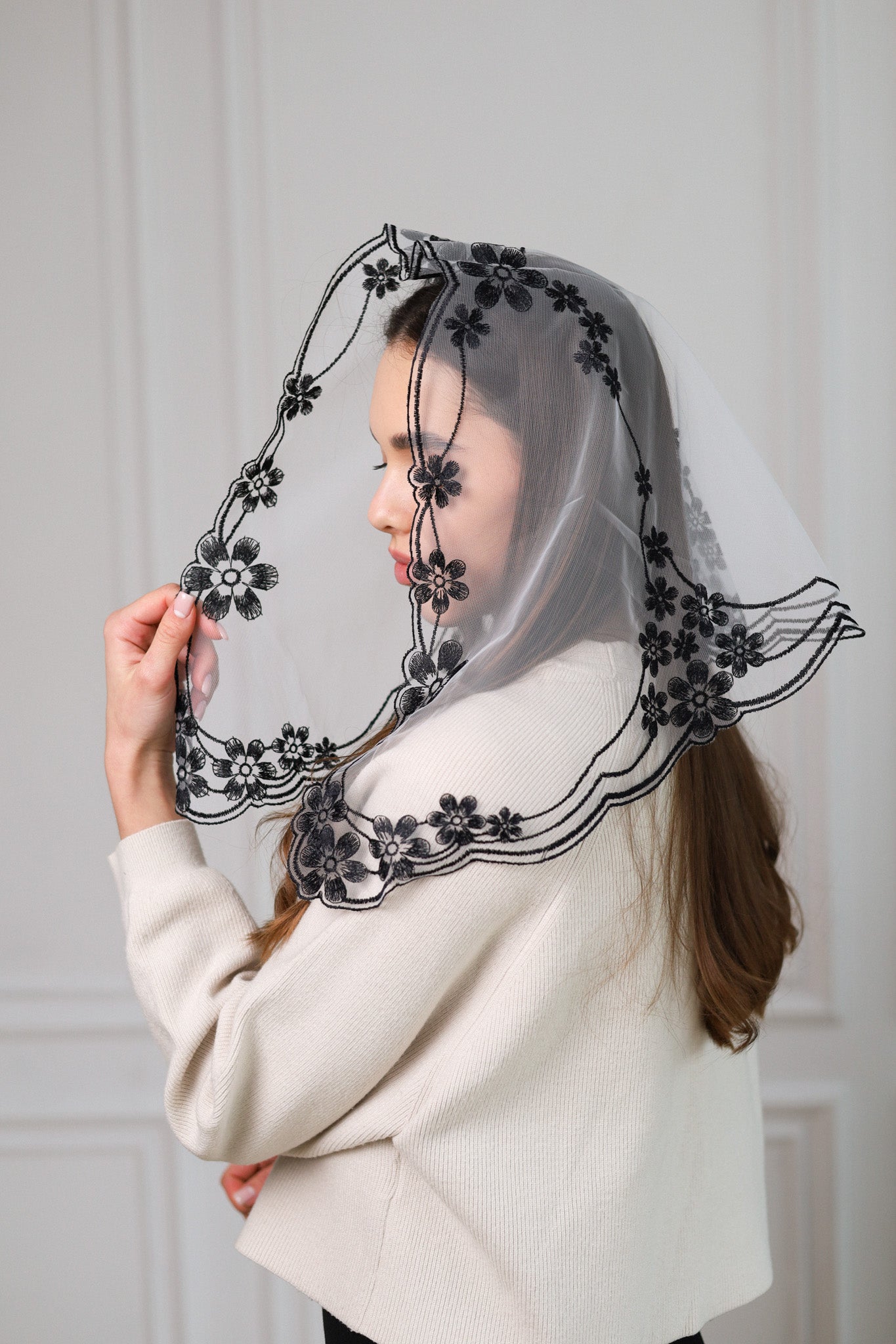 FLORAL DESIGN BLACK VEIL