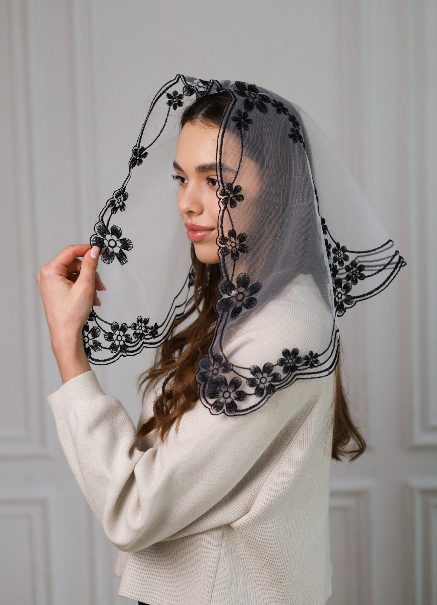 FLORAL DESIGN BLACK VEIL