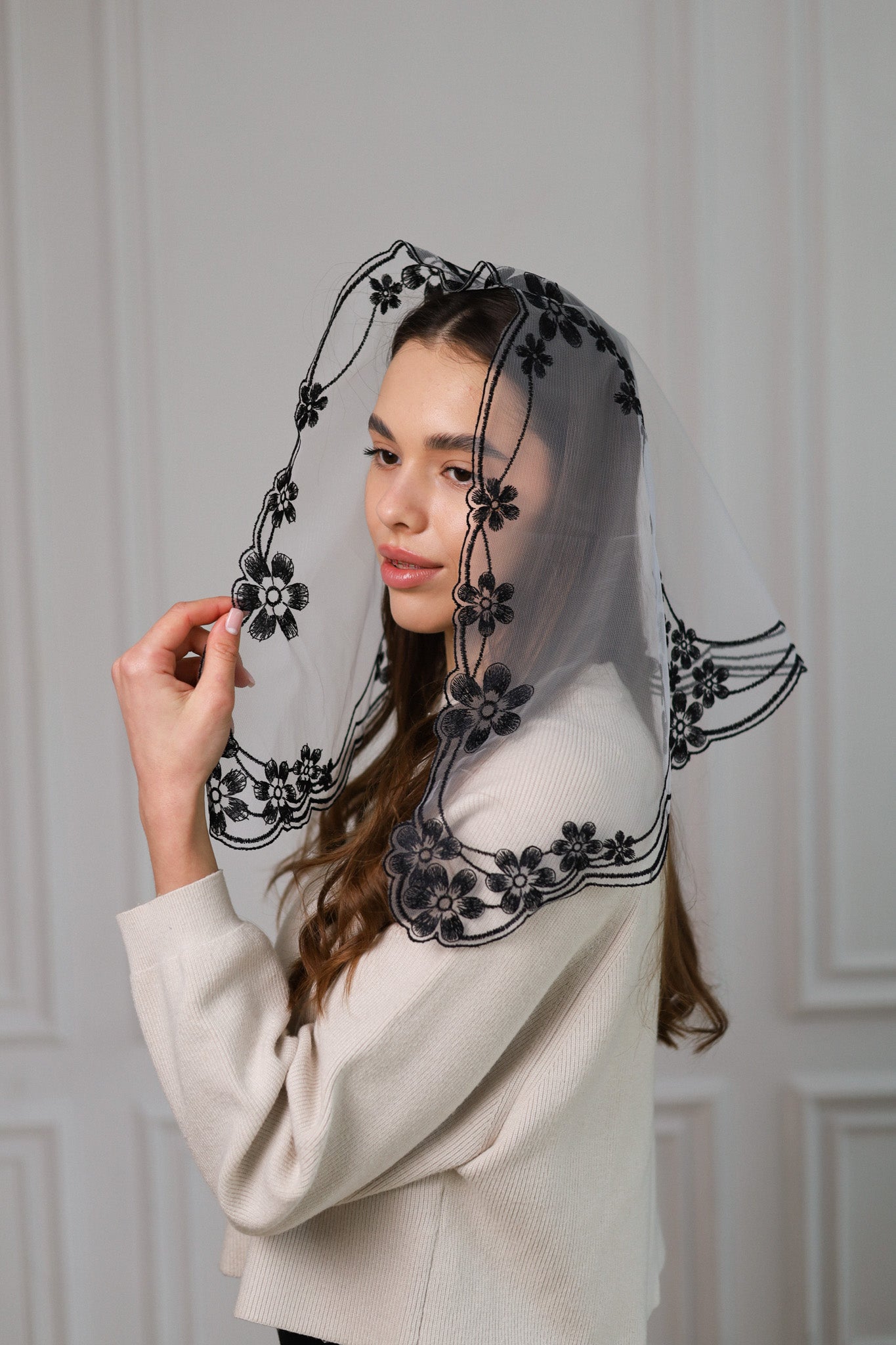 FLORAL DESIGN BLACK VEIL