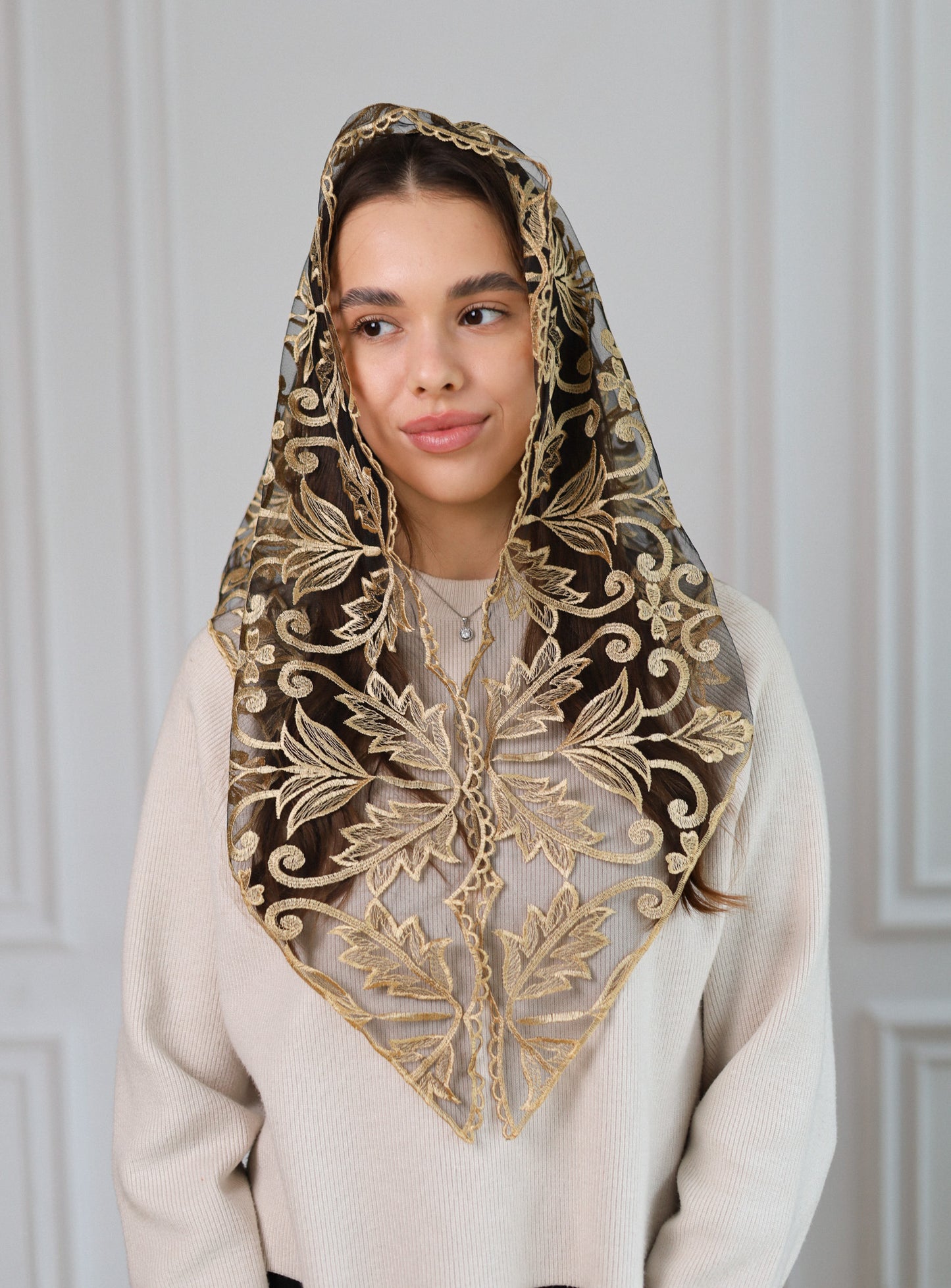 TRIANGLE GOLD LACE VEIL