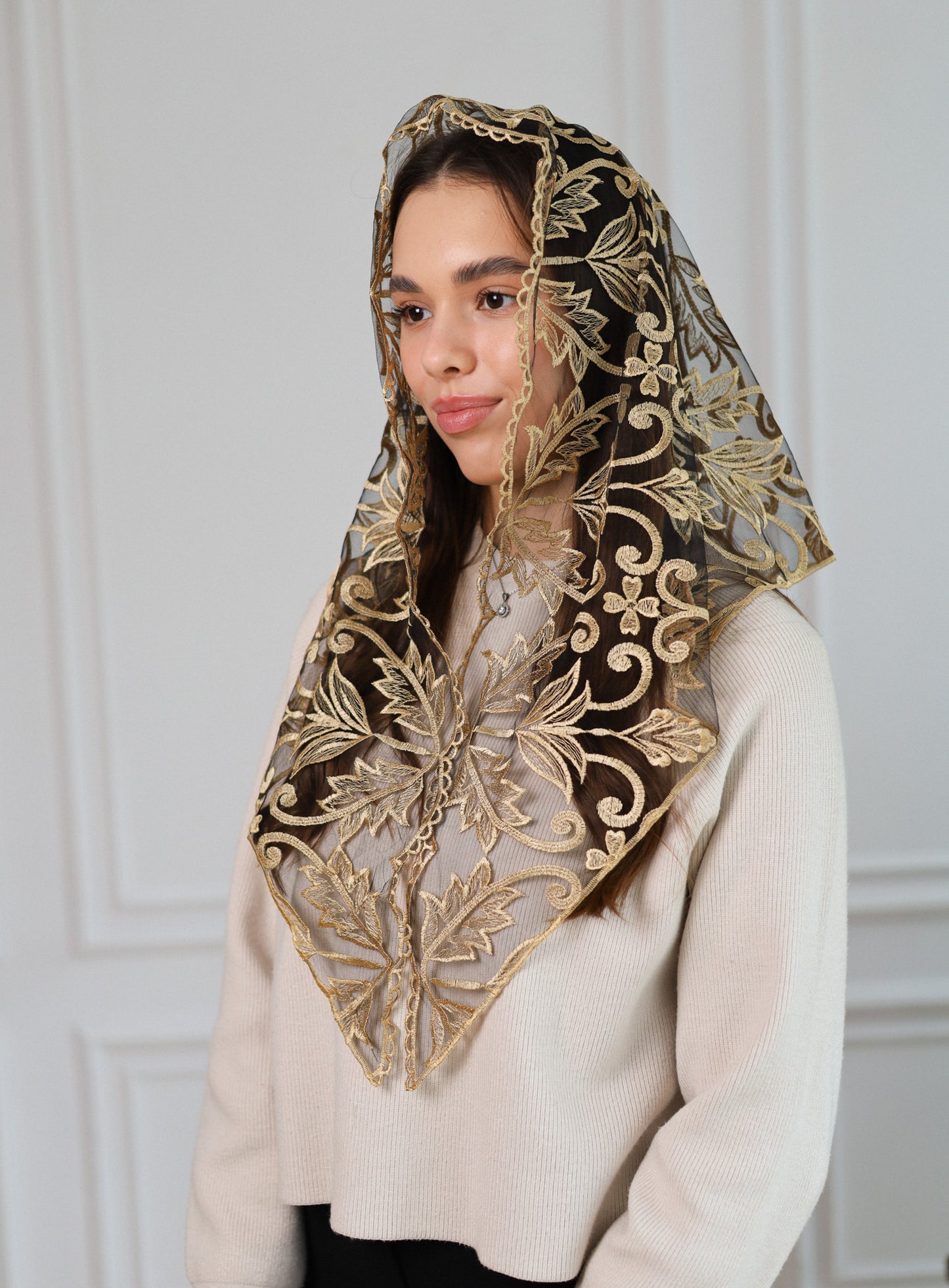 TRIANGLE GOLD LACE VEIL