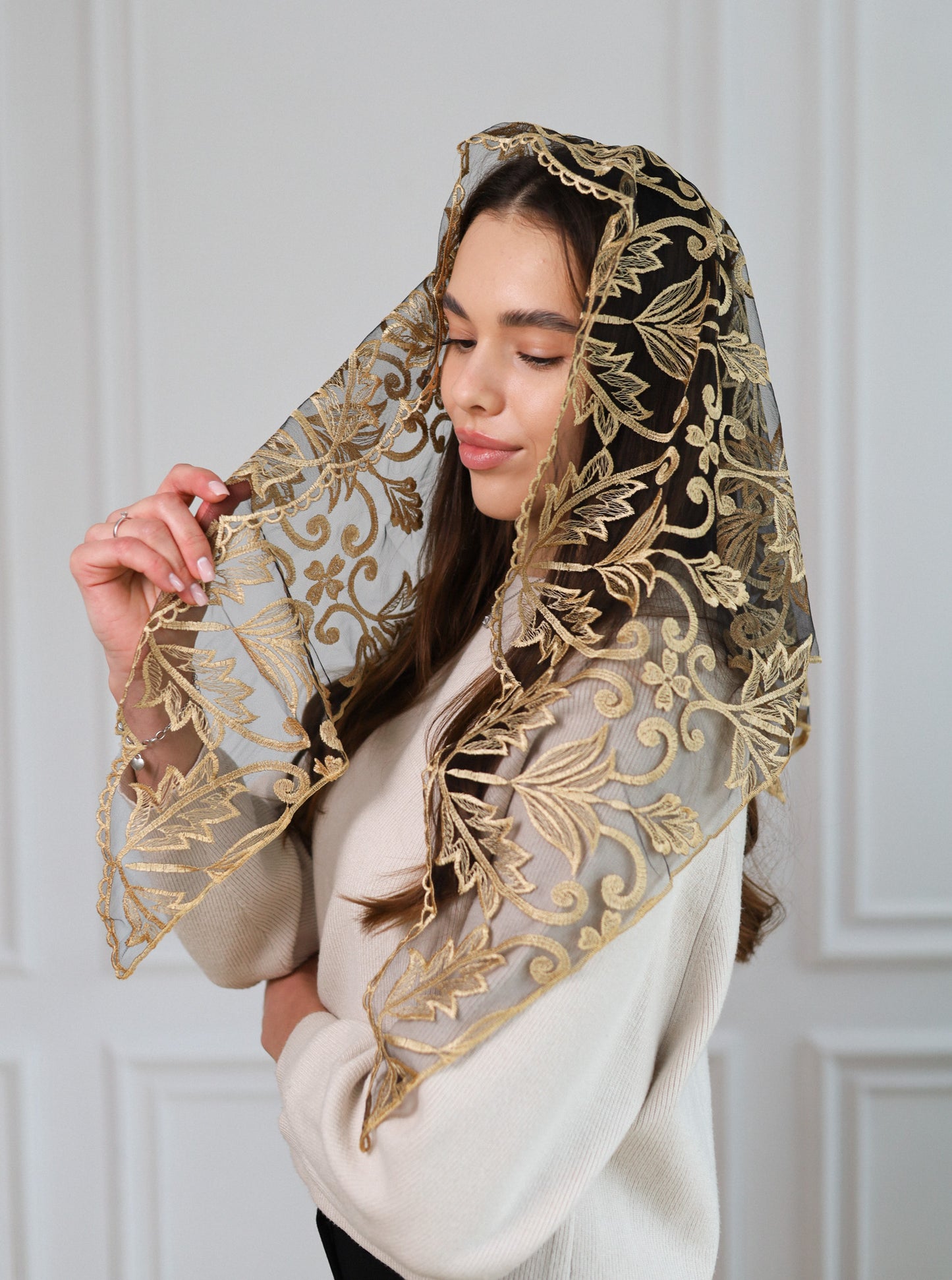 TRIANGLE GOLD LACE VEIL