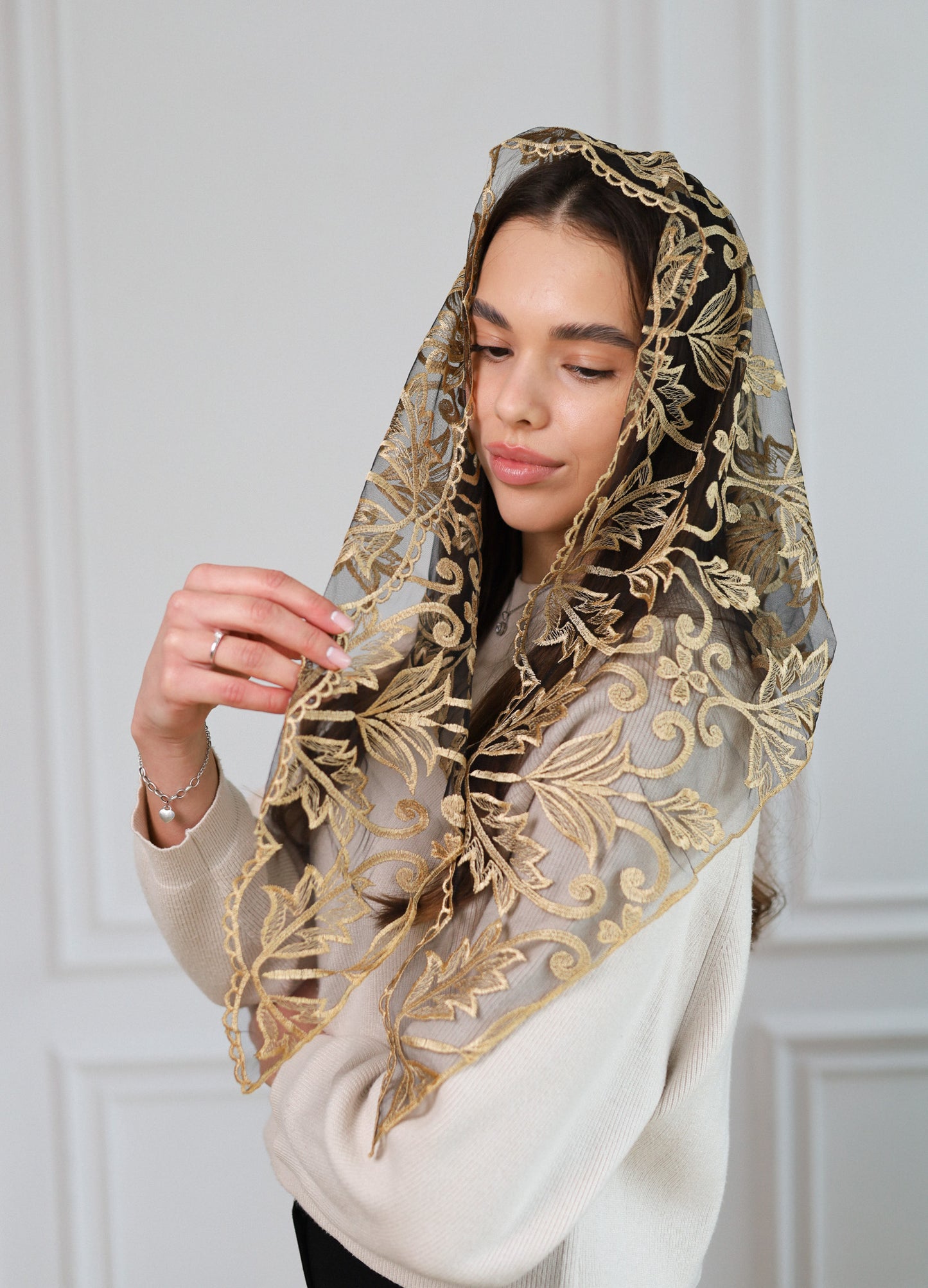 TRIANGLE GOLD LACE VEIL