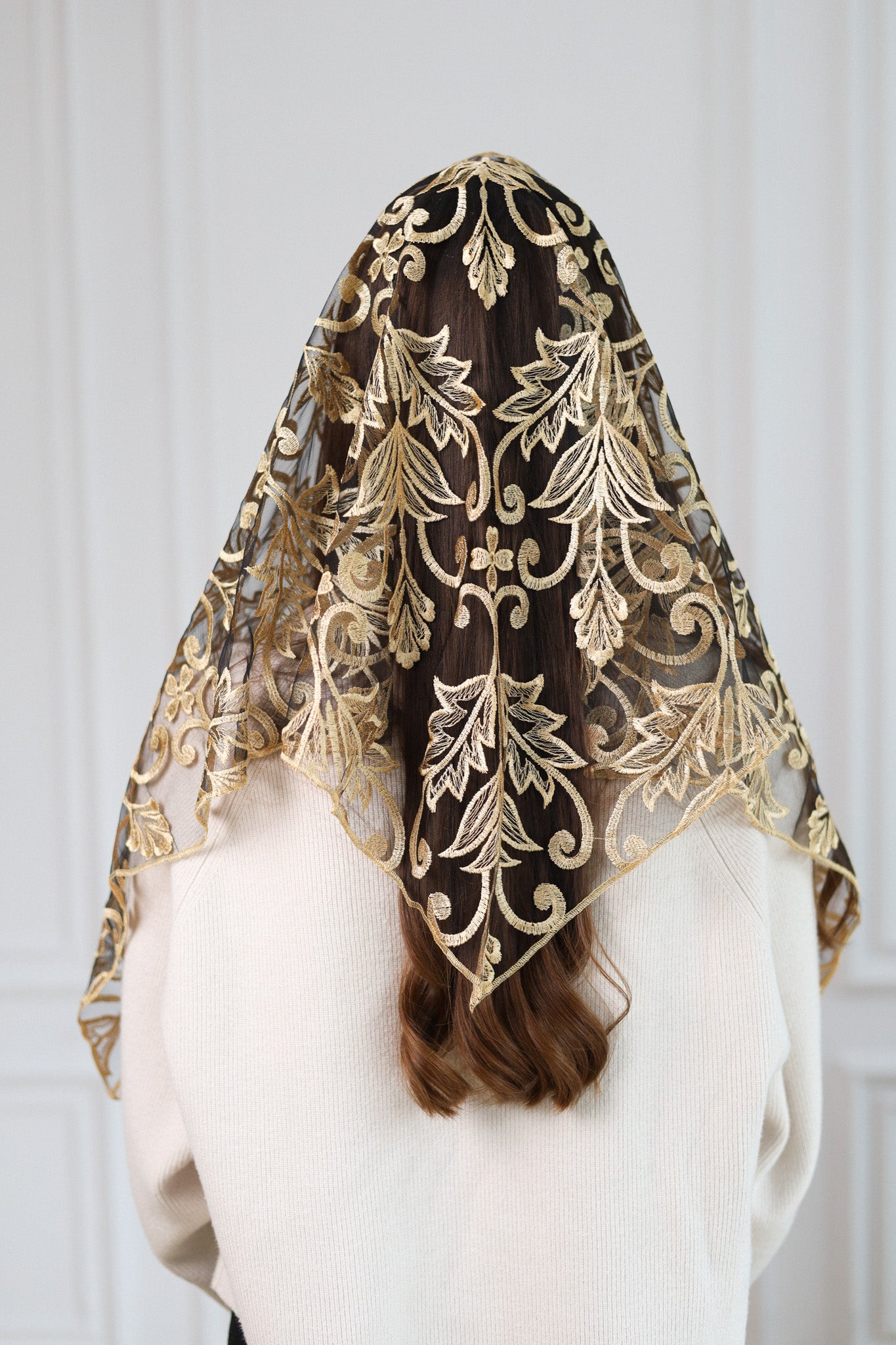 TRIANGLE GOLD LACE VEIL