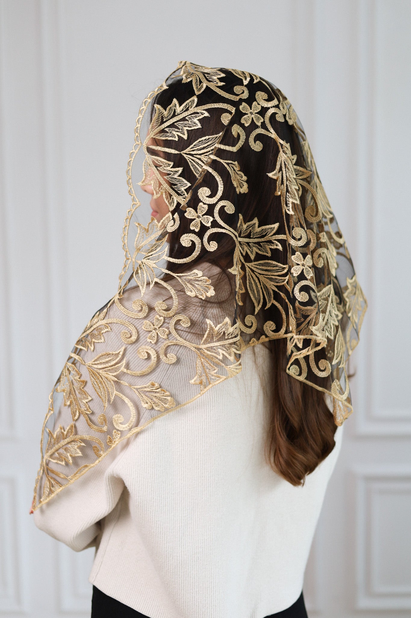 TRIANGLE GOLD LACE VEIL
