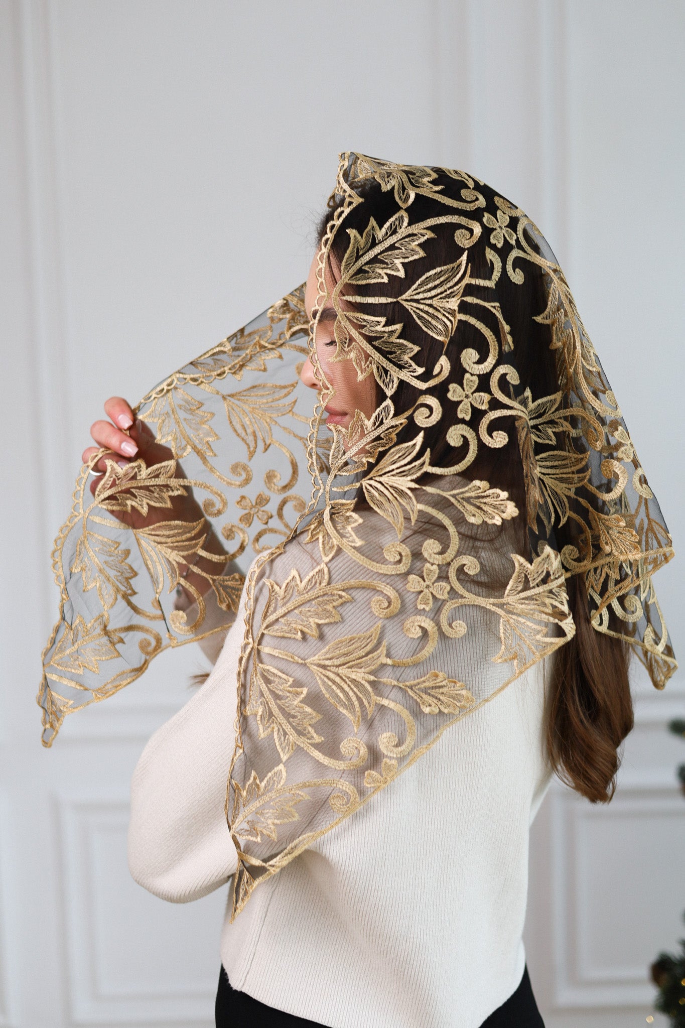 TRIANGLE GOLD LACE VEIL