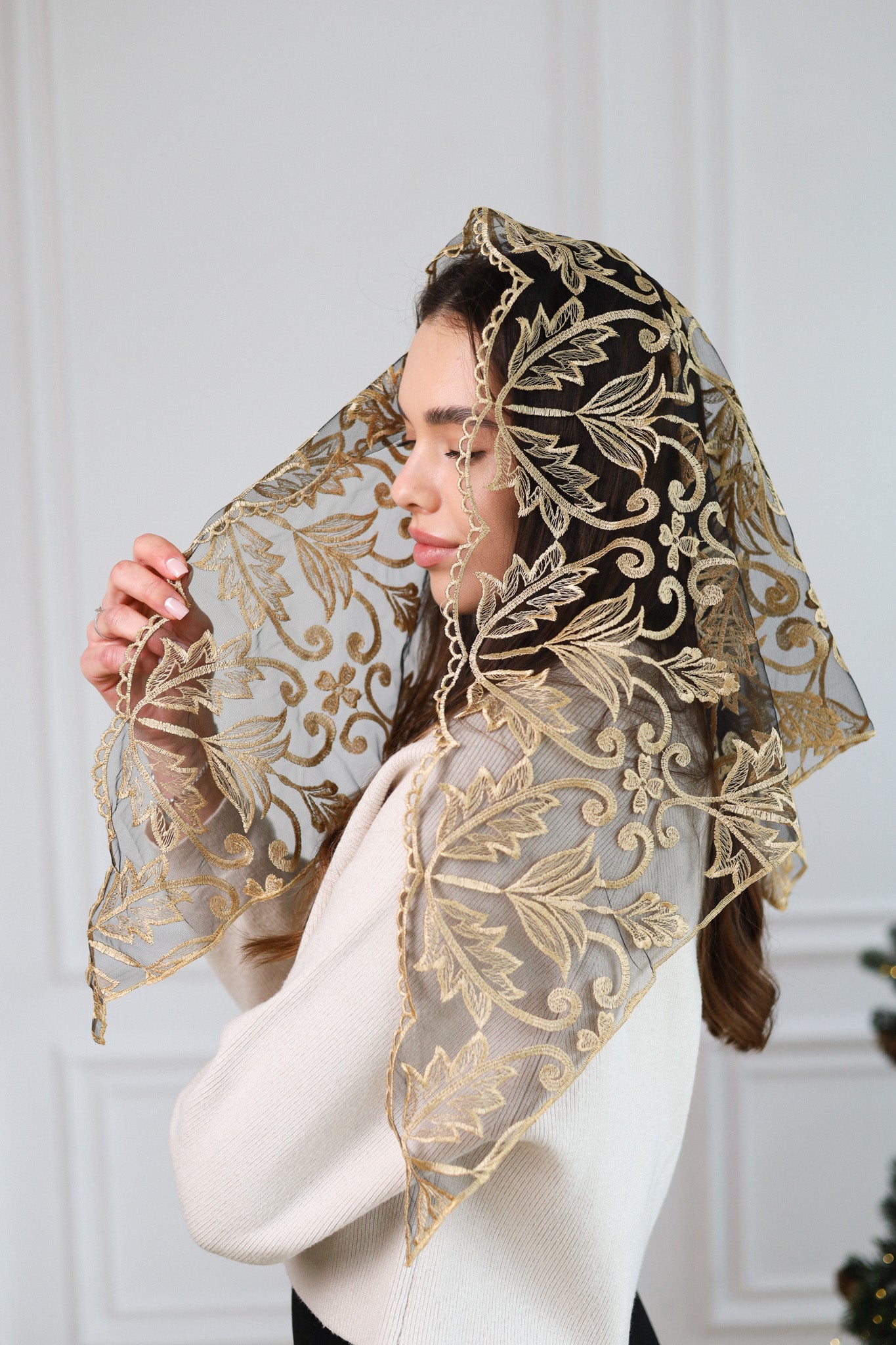 TRIANGLE GOLD LACE VEIL