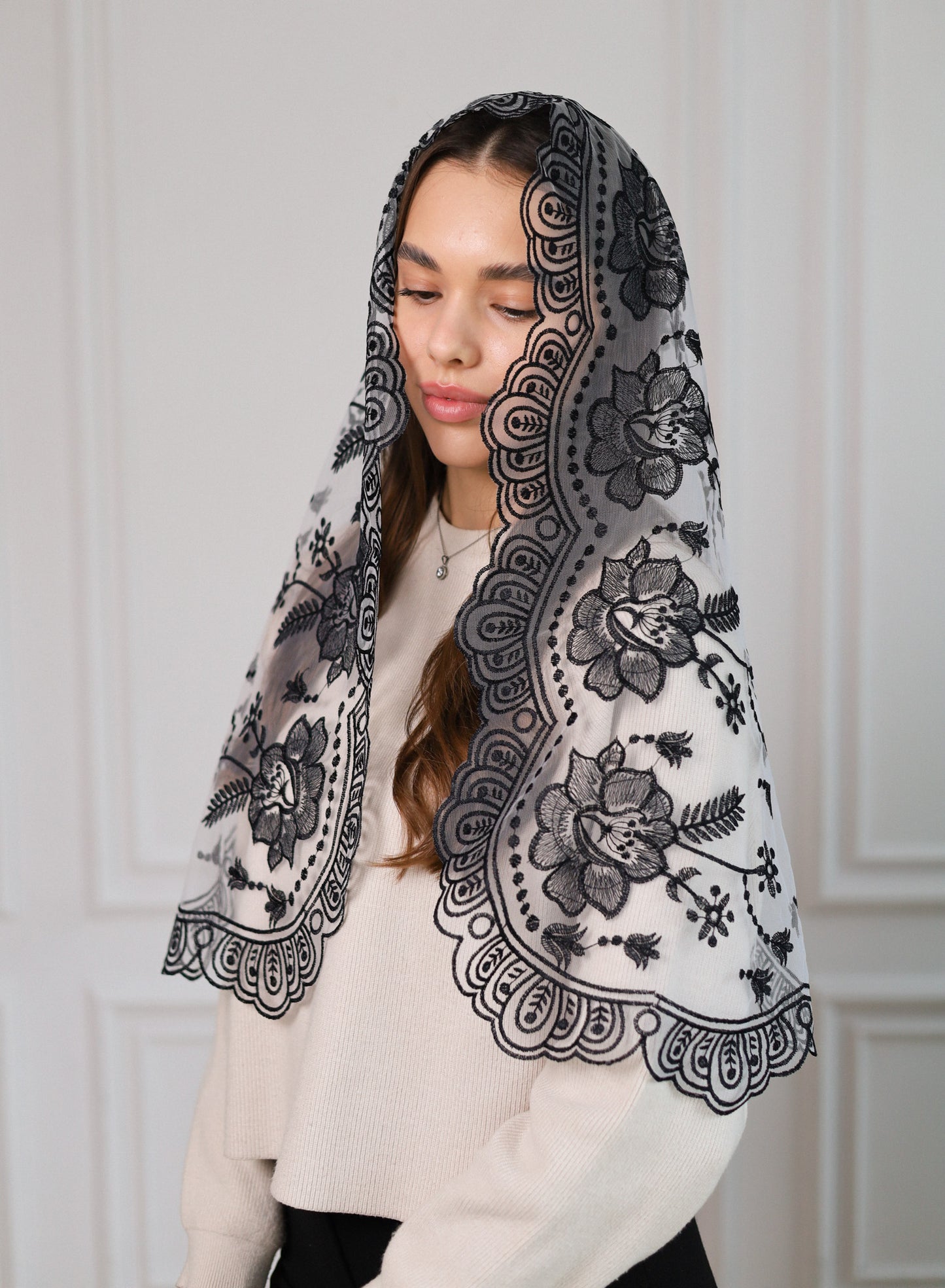 NEW BLACK & WHITE MANTILLA