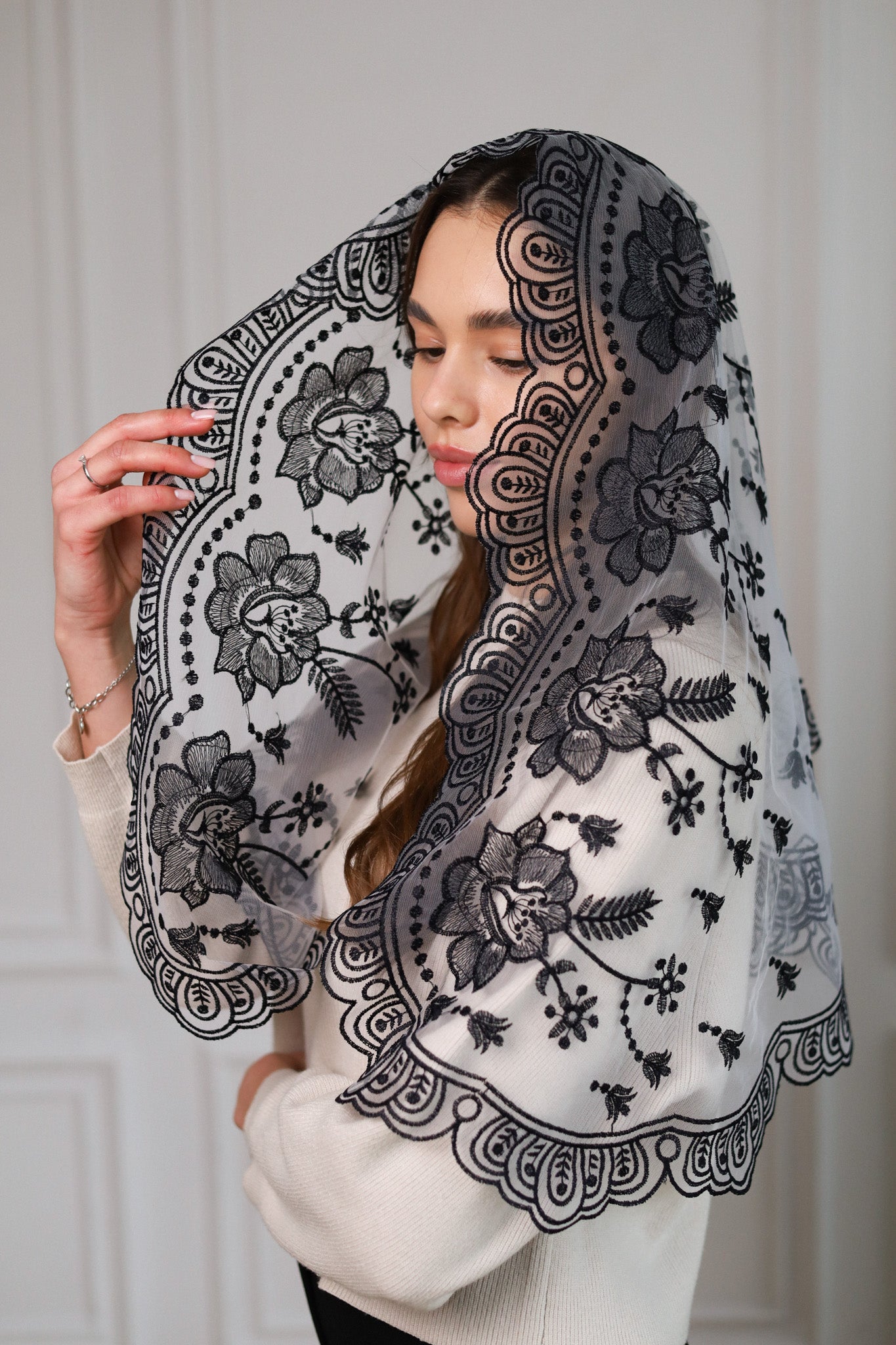 NEW BLACK & WHITE MANTILLA