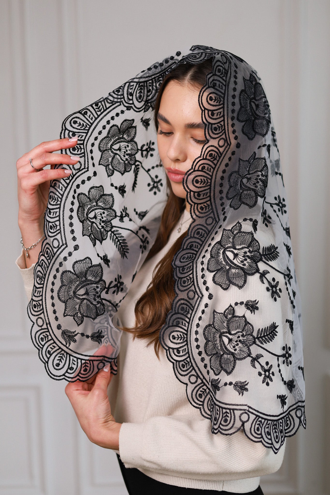 NEW BLACK & WHITE MANTILLA