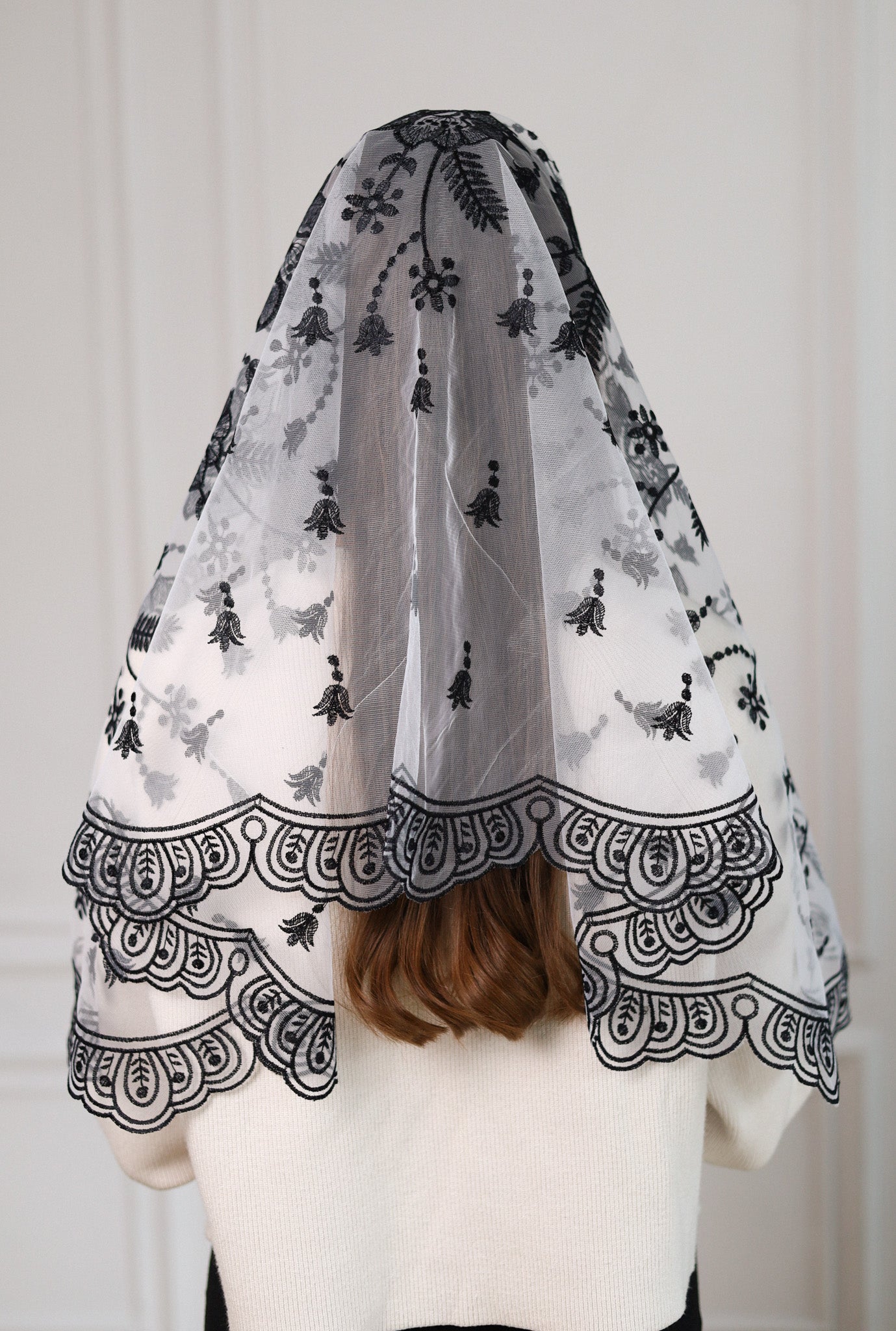 NEW BLACK & WHITE MANTILLA