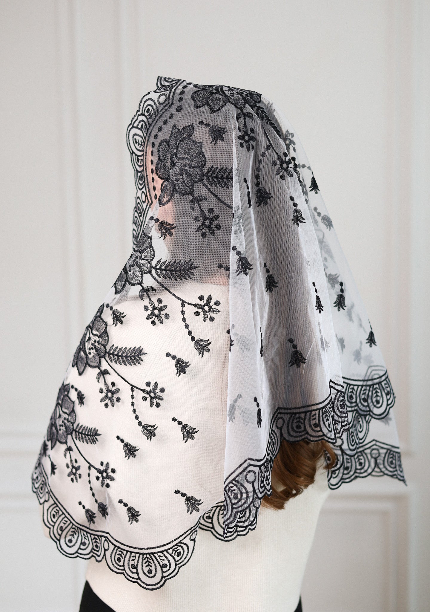 NEW BLACK & WHITE MANTILLA