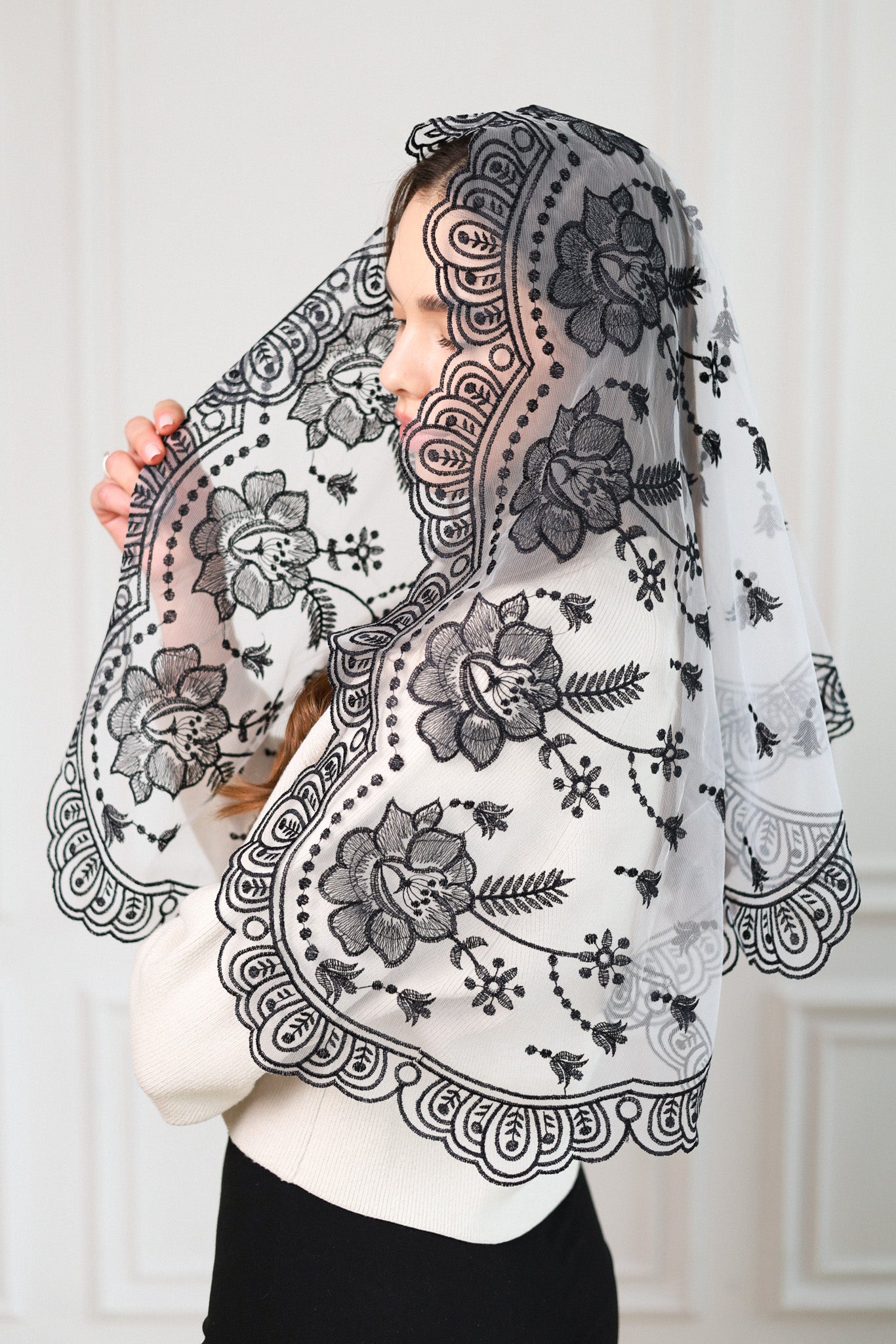 NEW BLACK & WHITE MANTILLA