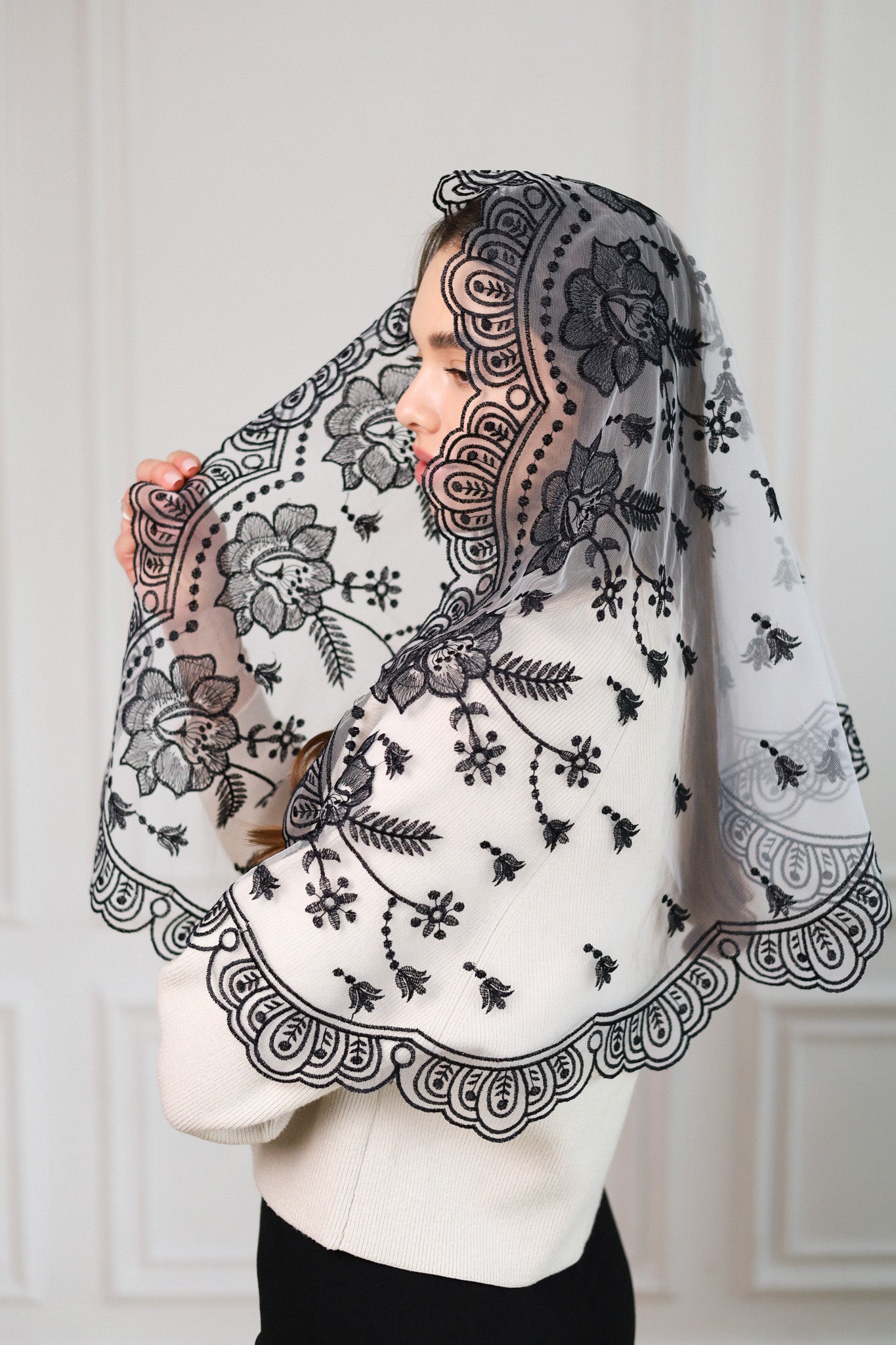 NEW BLACK & WHITE MANTILLA