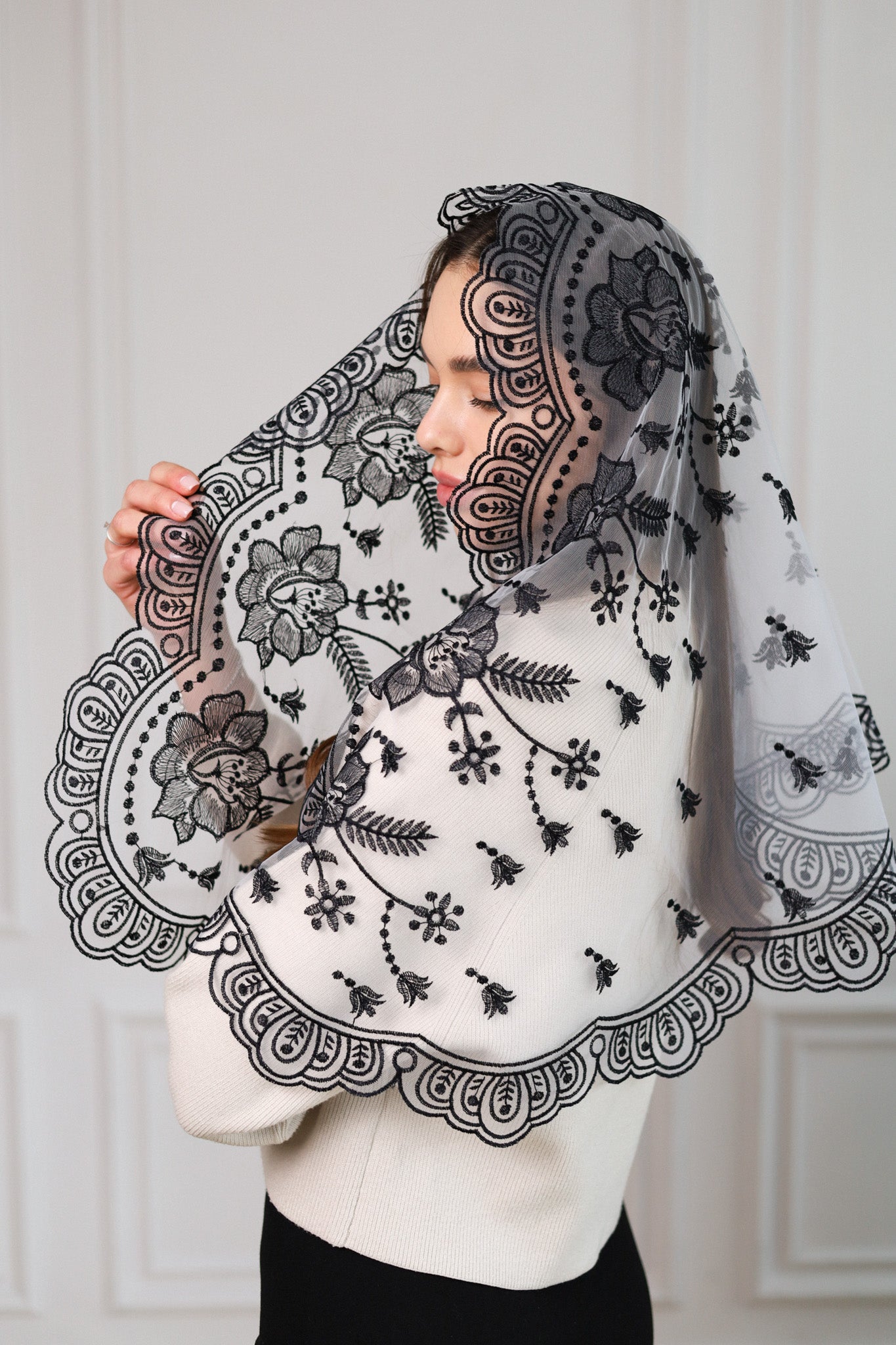 NEW BLACK & WHITE MANTILLA