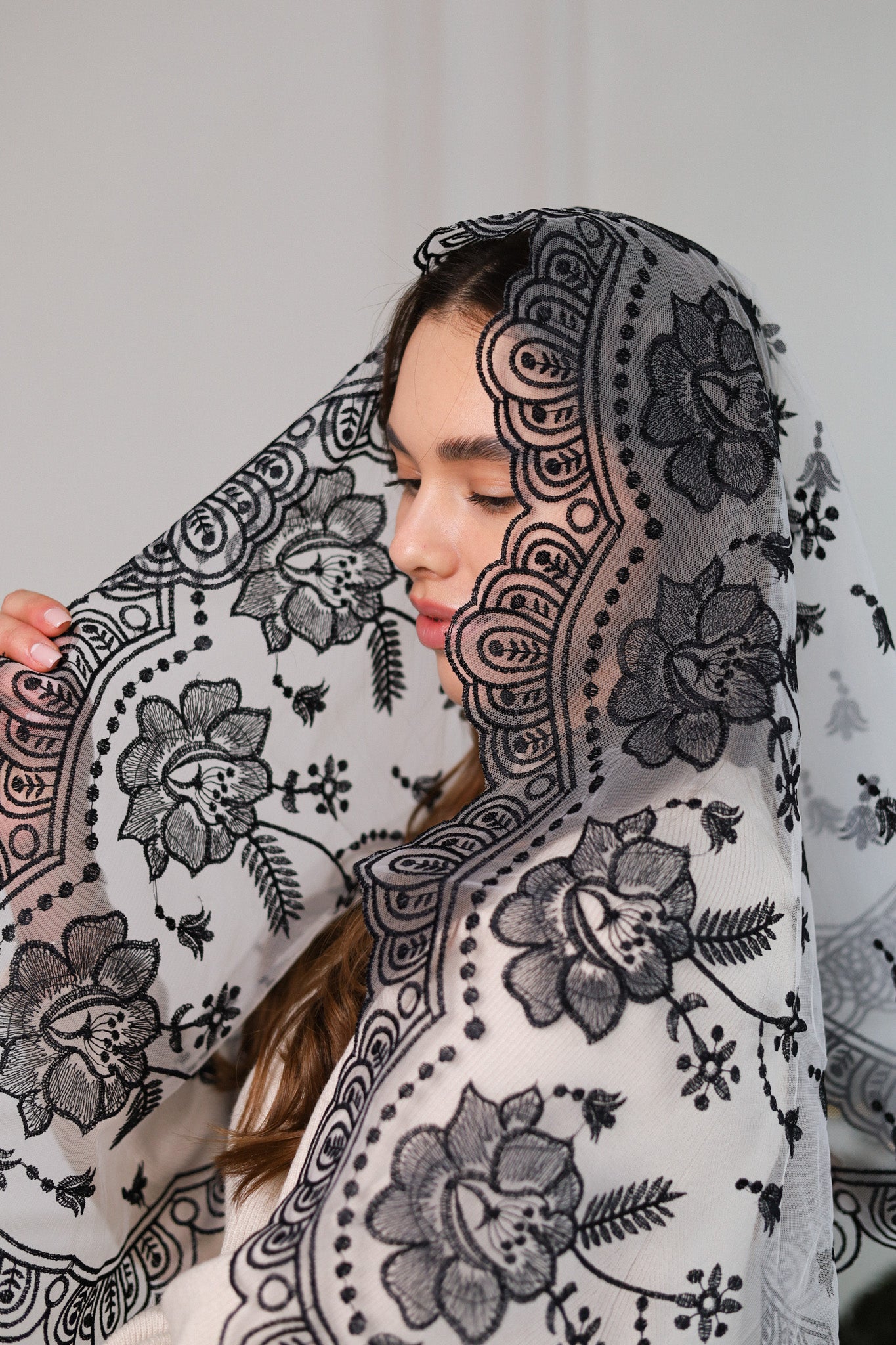 NEW BLACK & WHITE MANTILLA