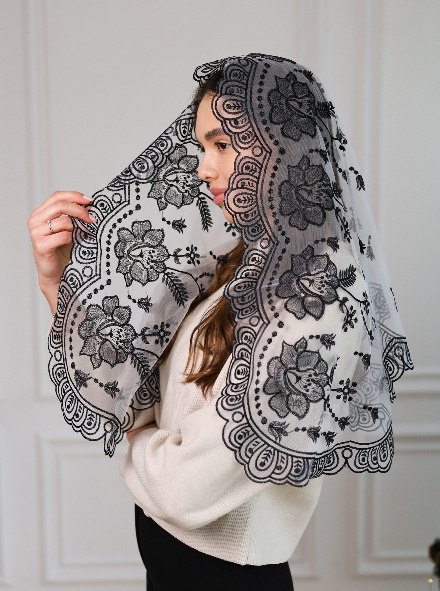 NEW BLACK & WHITE MANTILLA