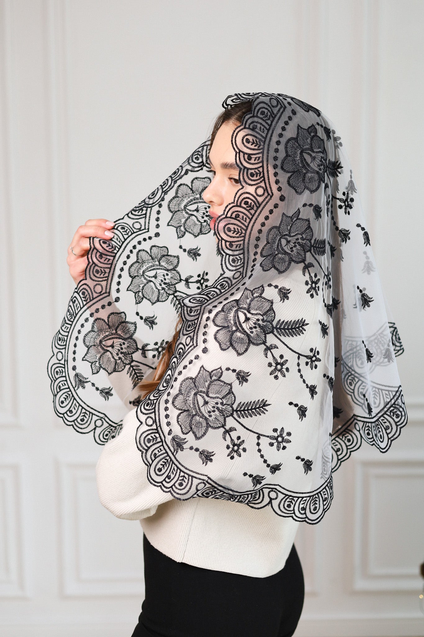 NEW BLACK & WHITE MANTILLA