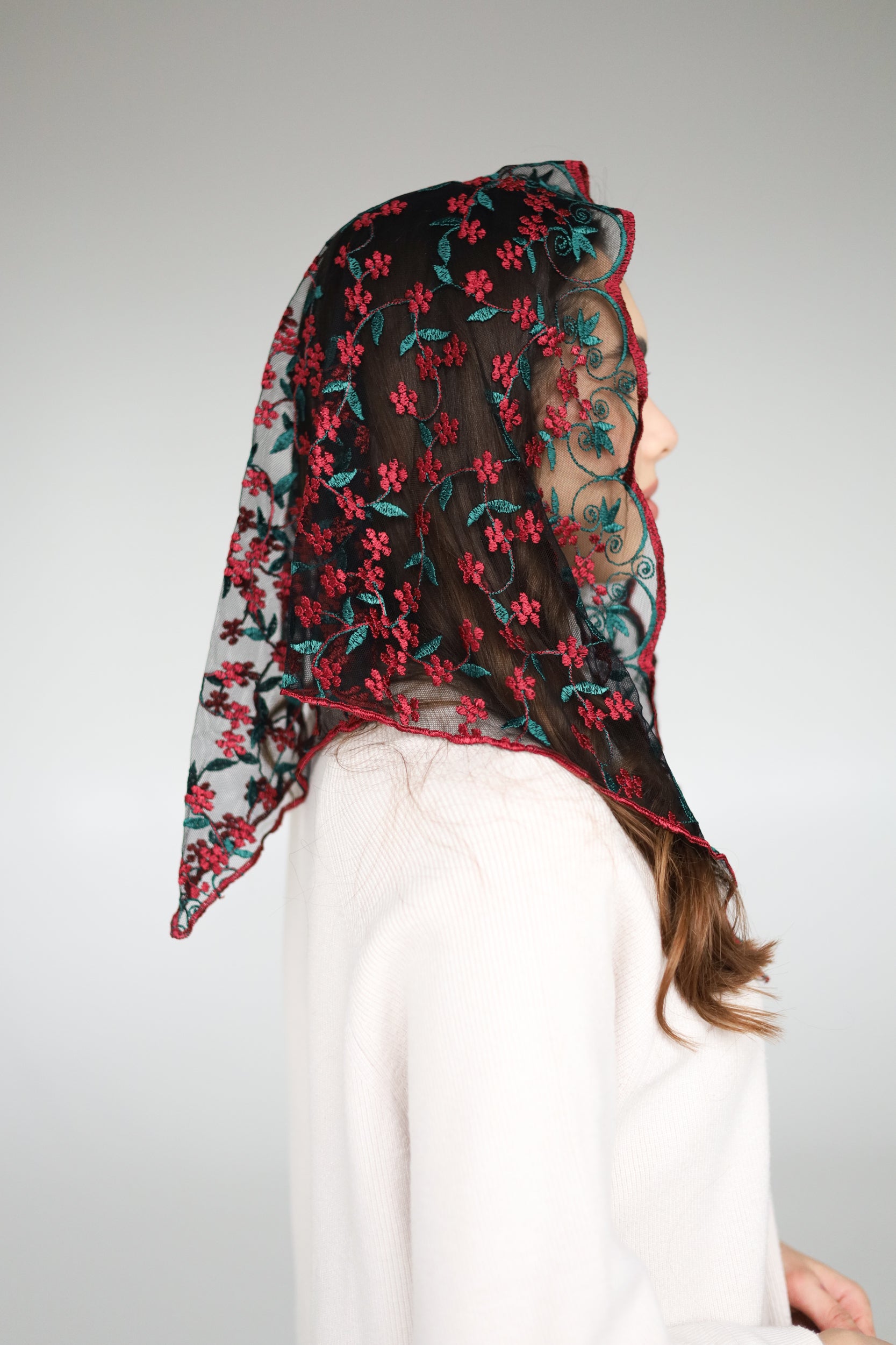 TRIANGLE FLORAL VEIL - MariaVeils