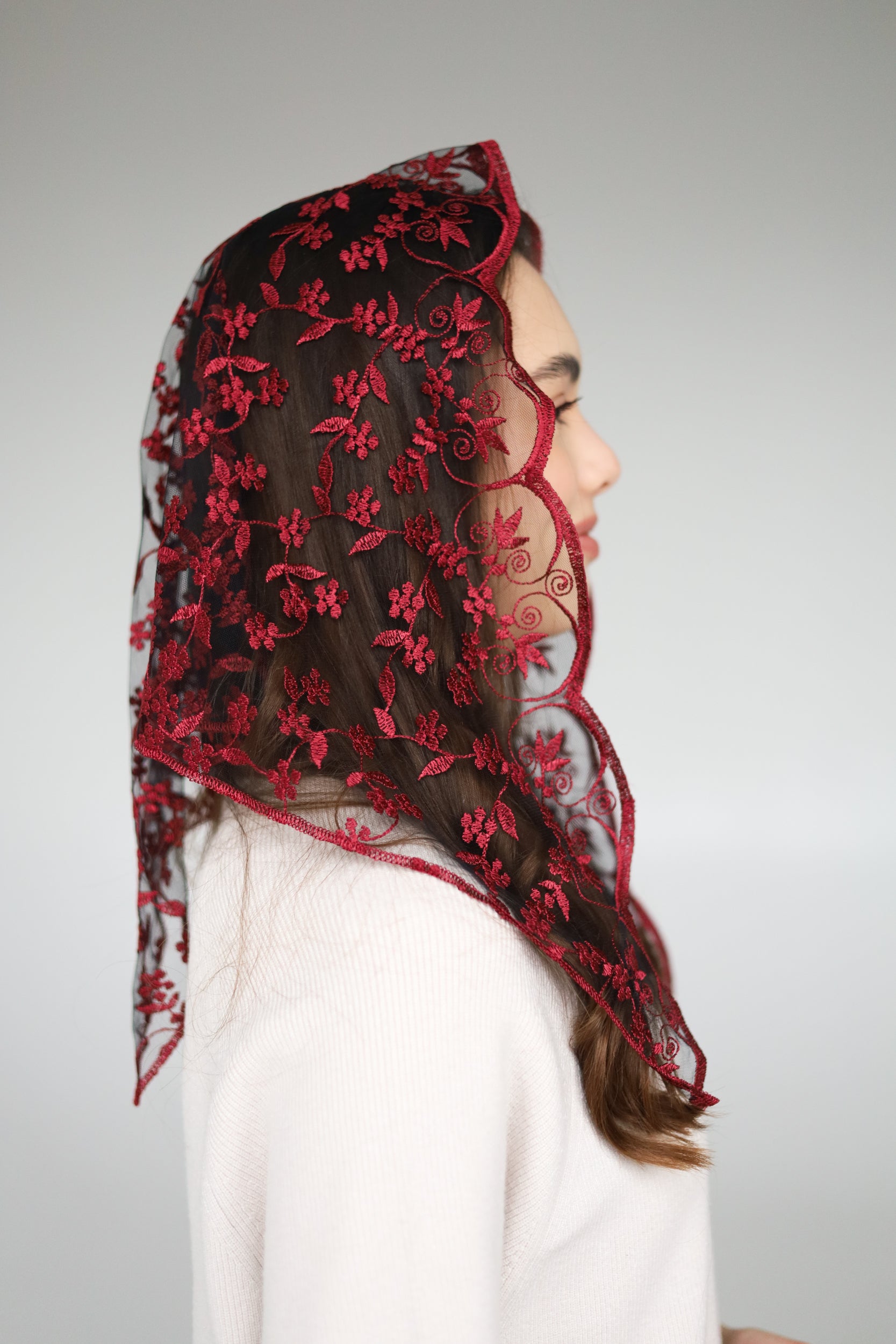 TRIANGLE BURGUNDY VEIL - MariaVeils
