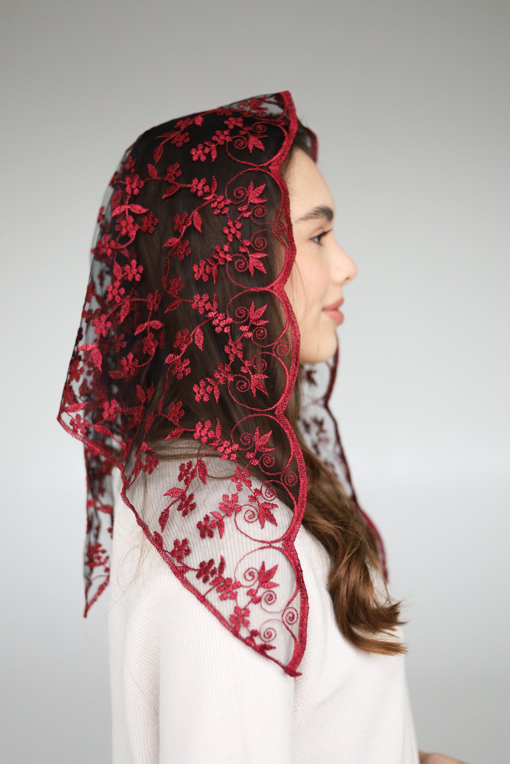 TRIANGLE BURGUNDY VEIL - MariaVeils