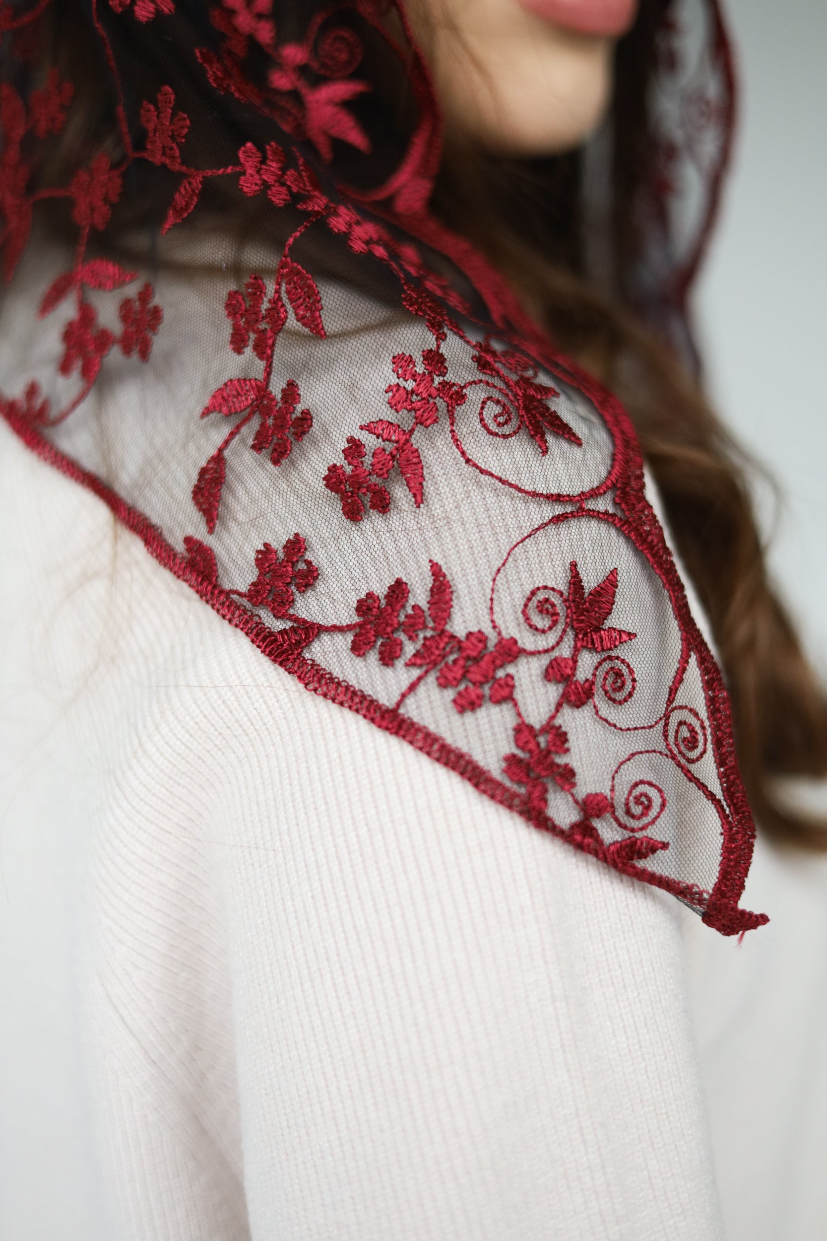 TRIANGLE BURGUNDY VEIL - MariaVeils
