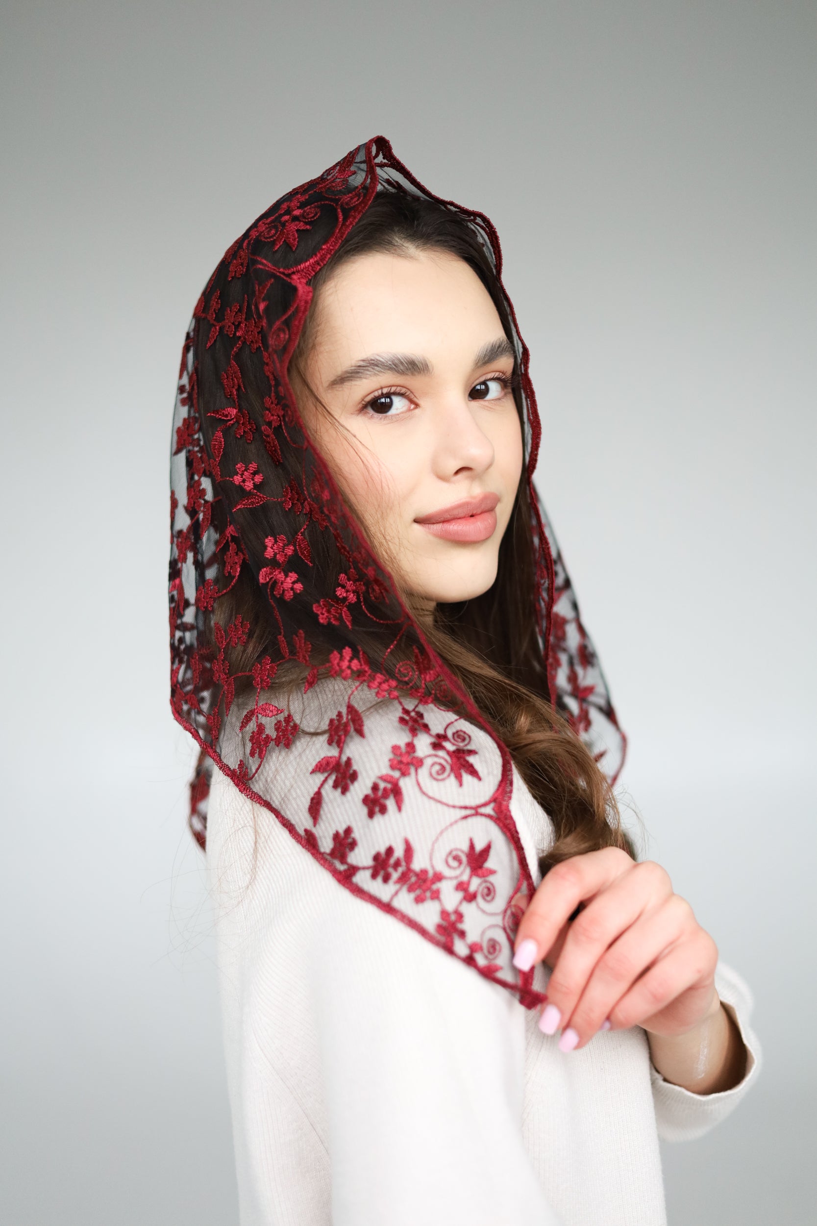 TRIANGLE BURGUNDY VEIL - MariaVeils