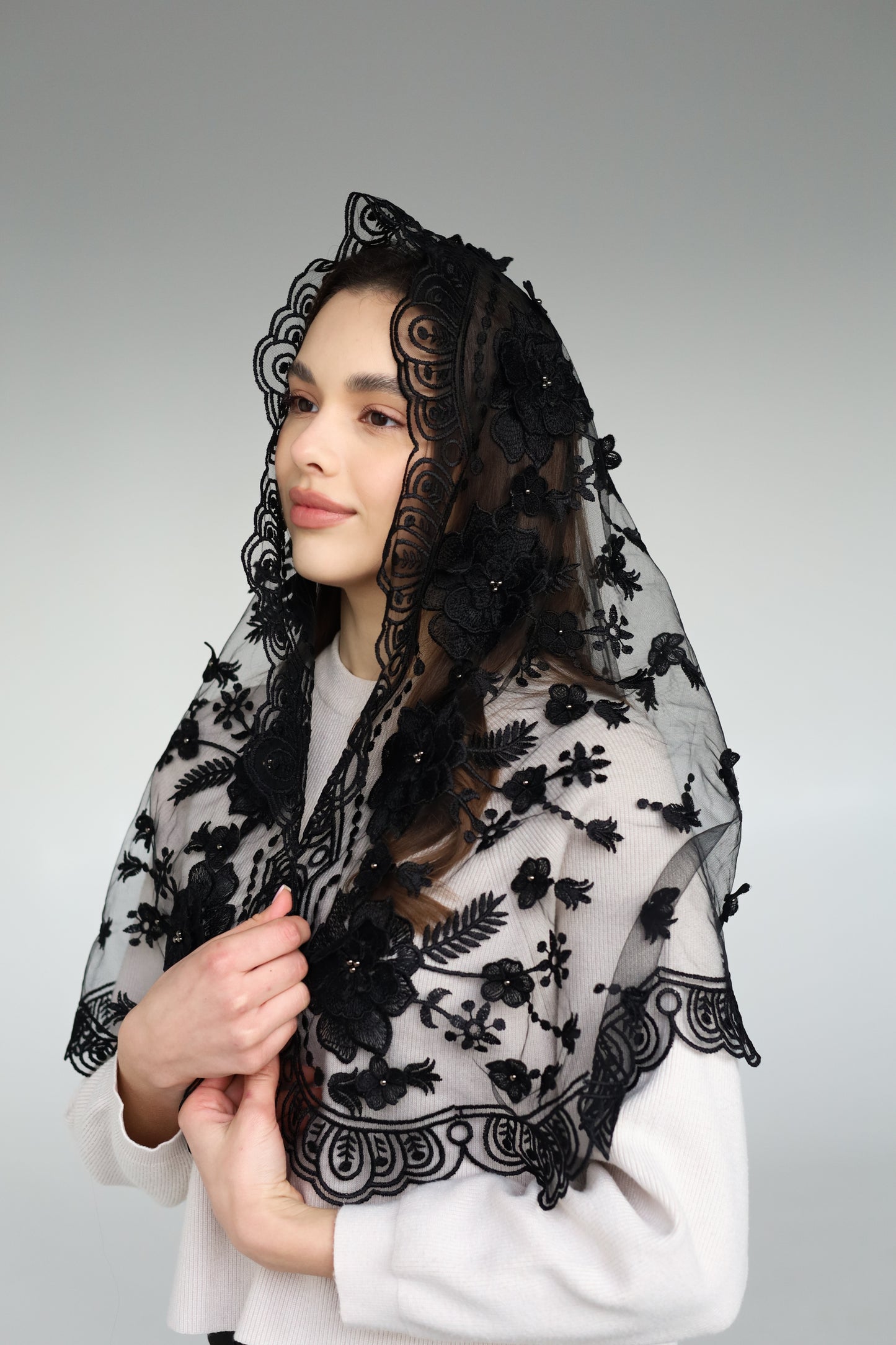 3D FLORAL BLACK MANTILLA