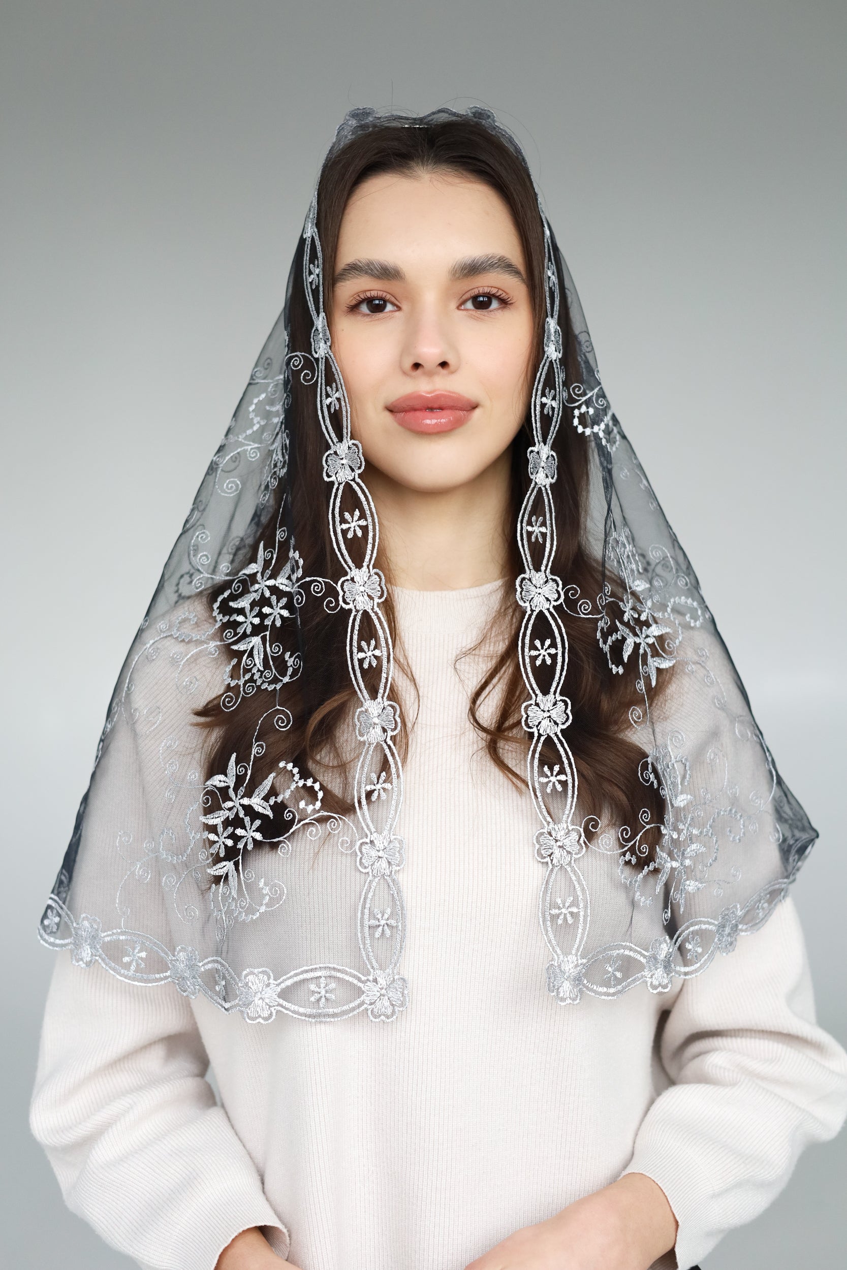 LONG GREY MANTILLA - MariaVeils