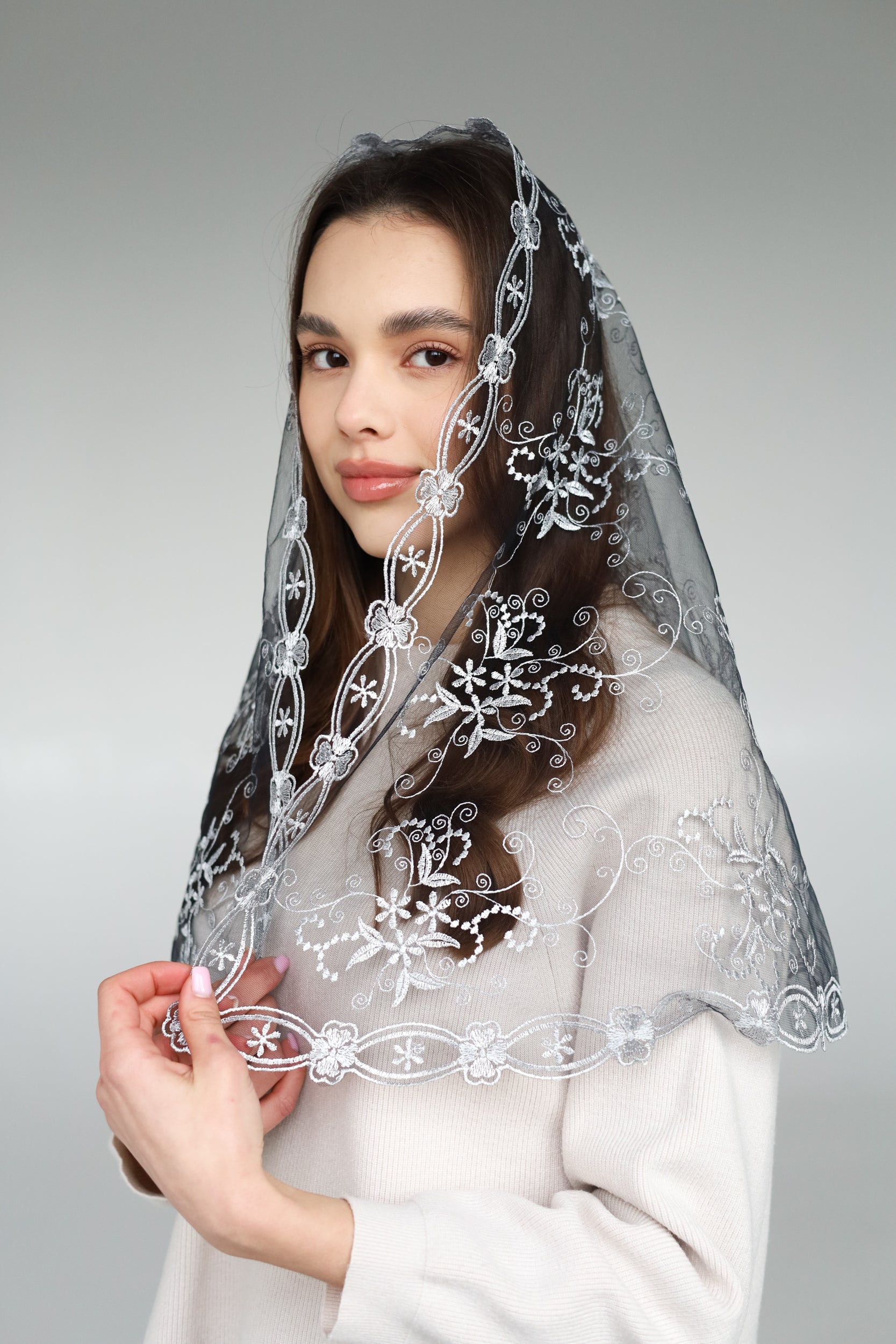 LONG GREY MANTILLA - MariaVeils