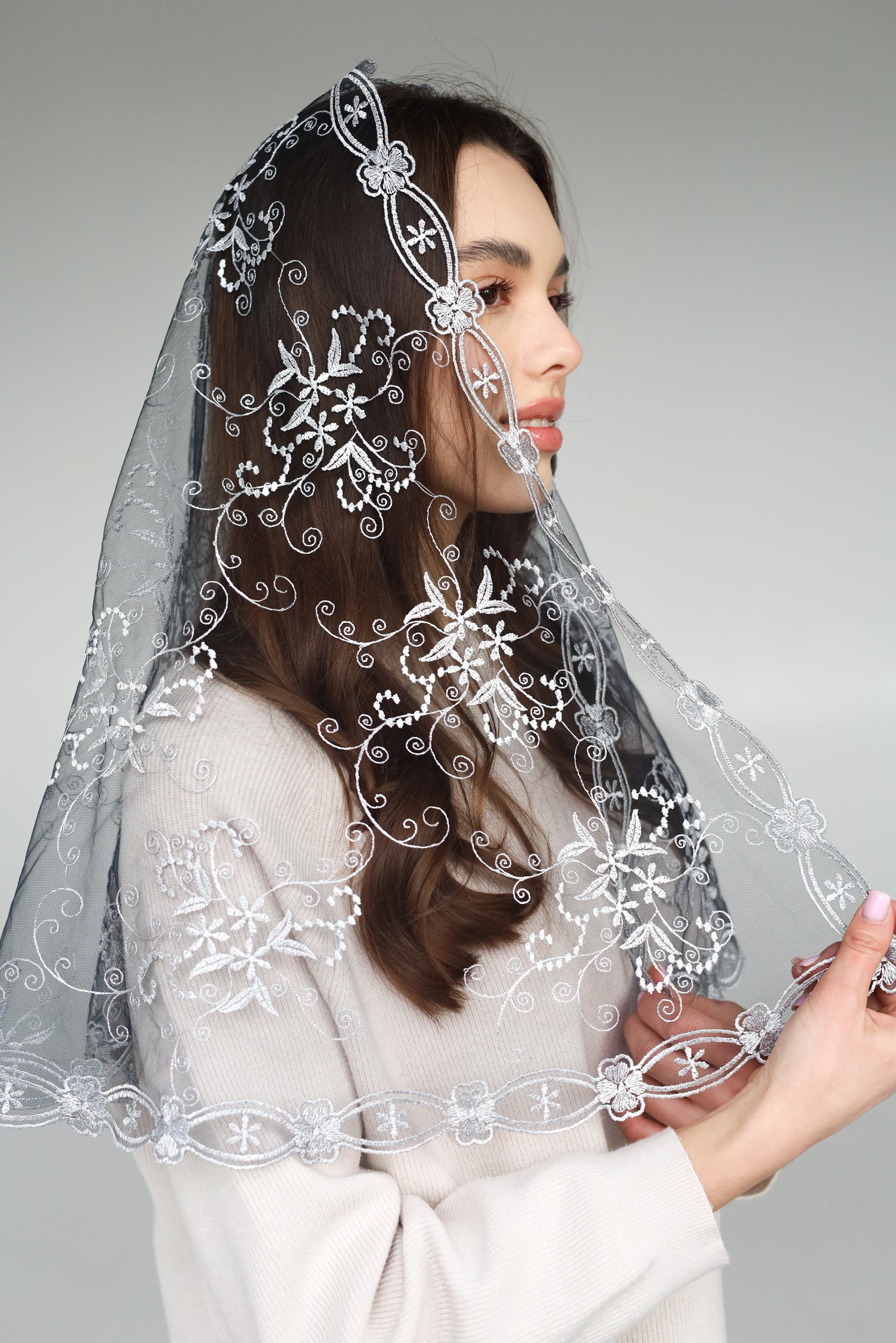 LONG GREY MANTILLA - MariaVeils