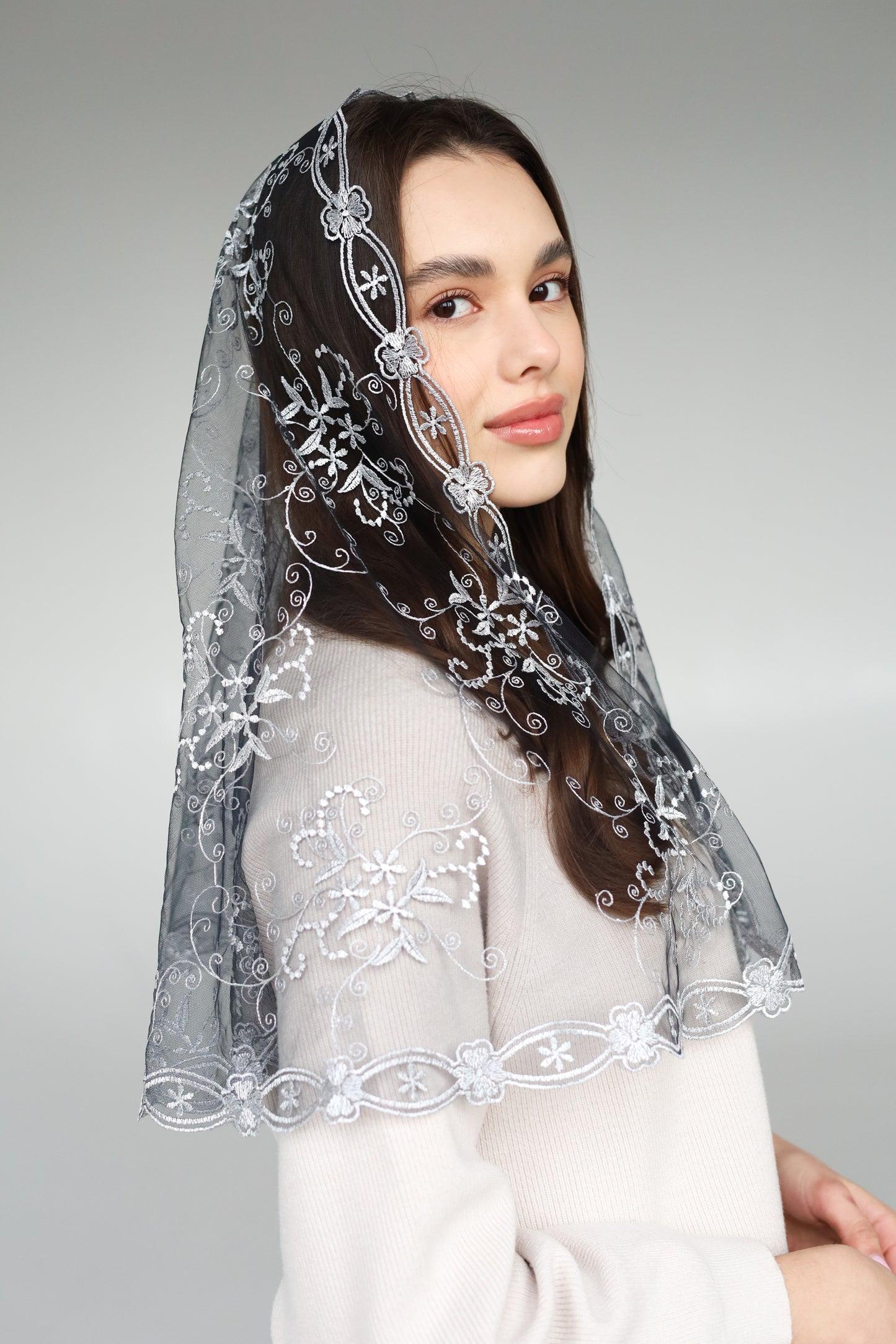 LONG GREY MANTILLA - MariaVeils