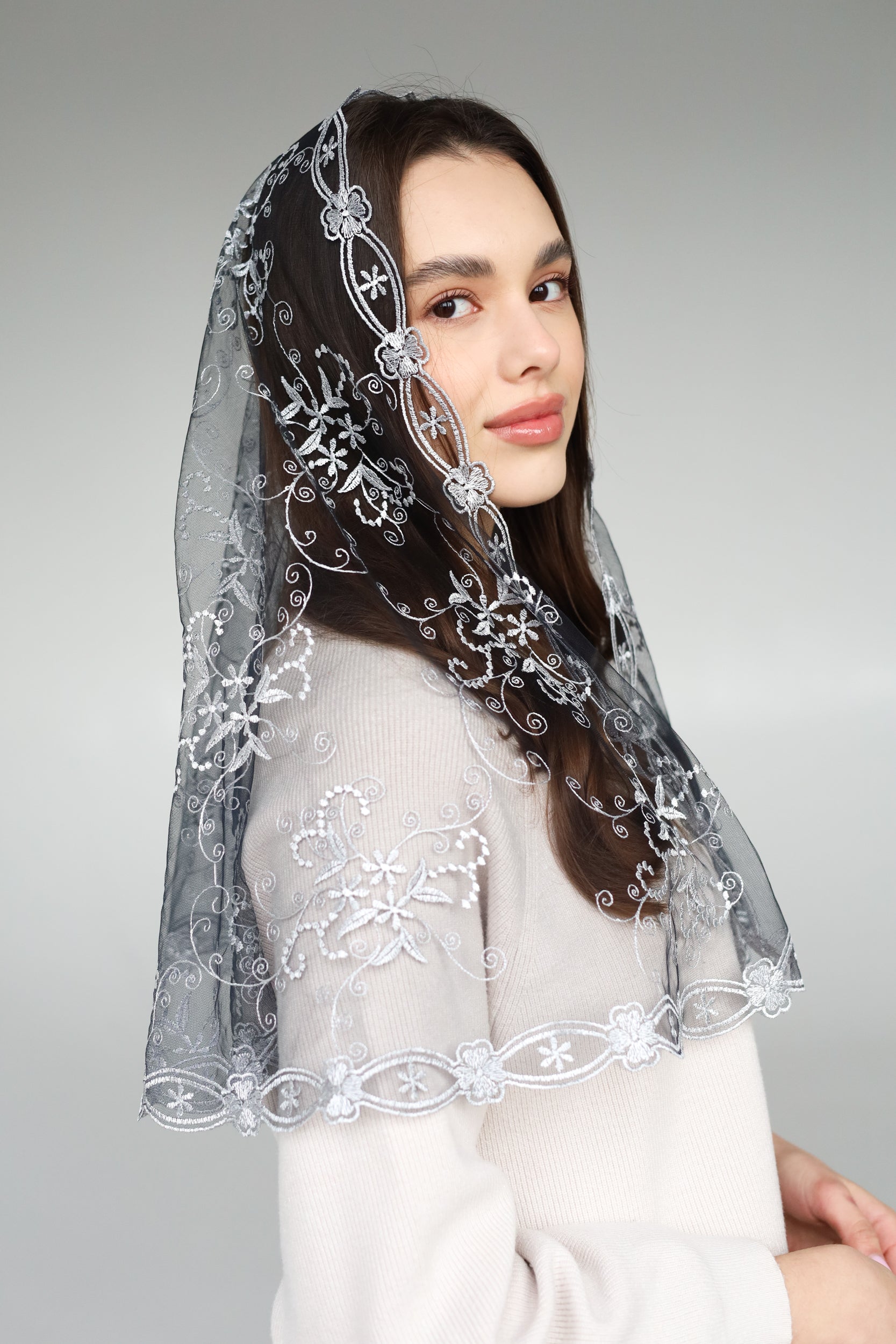 LONG GREY MANTILLA - MariaVeils