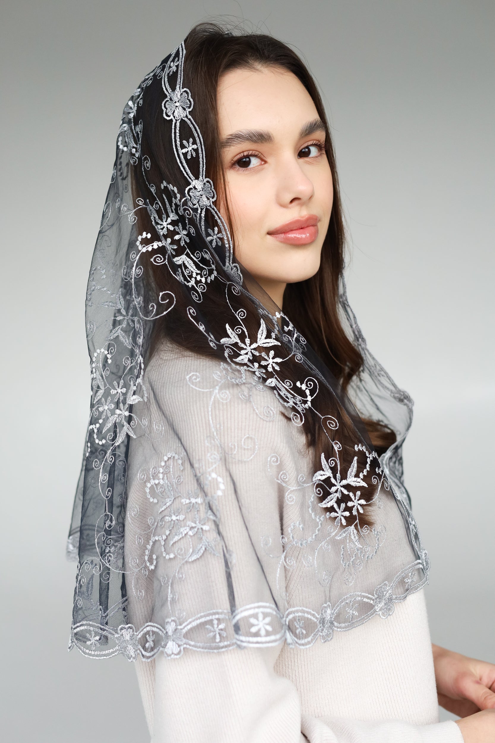 LONG GREY MANTILLA - MariaVeils