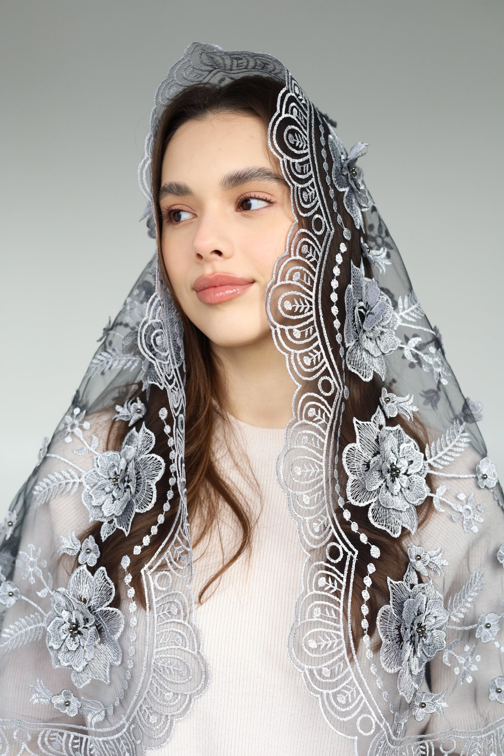 LONG GREY MANTILLA WITH 3D FLOWERS - MariaVeils