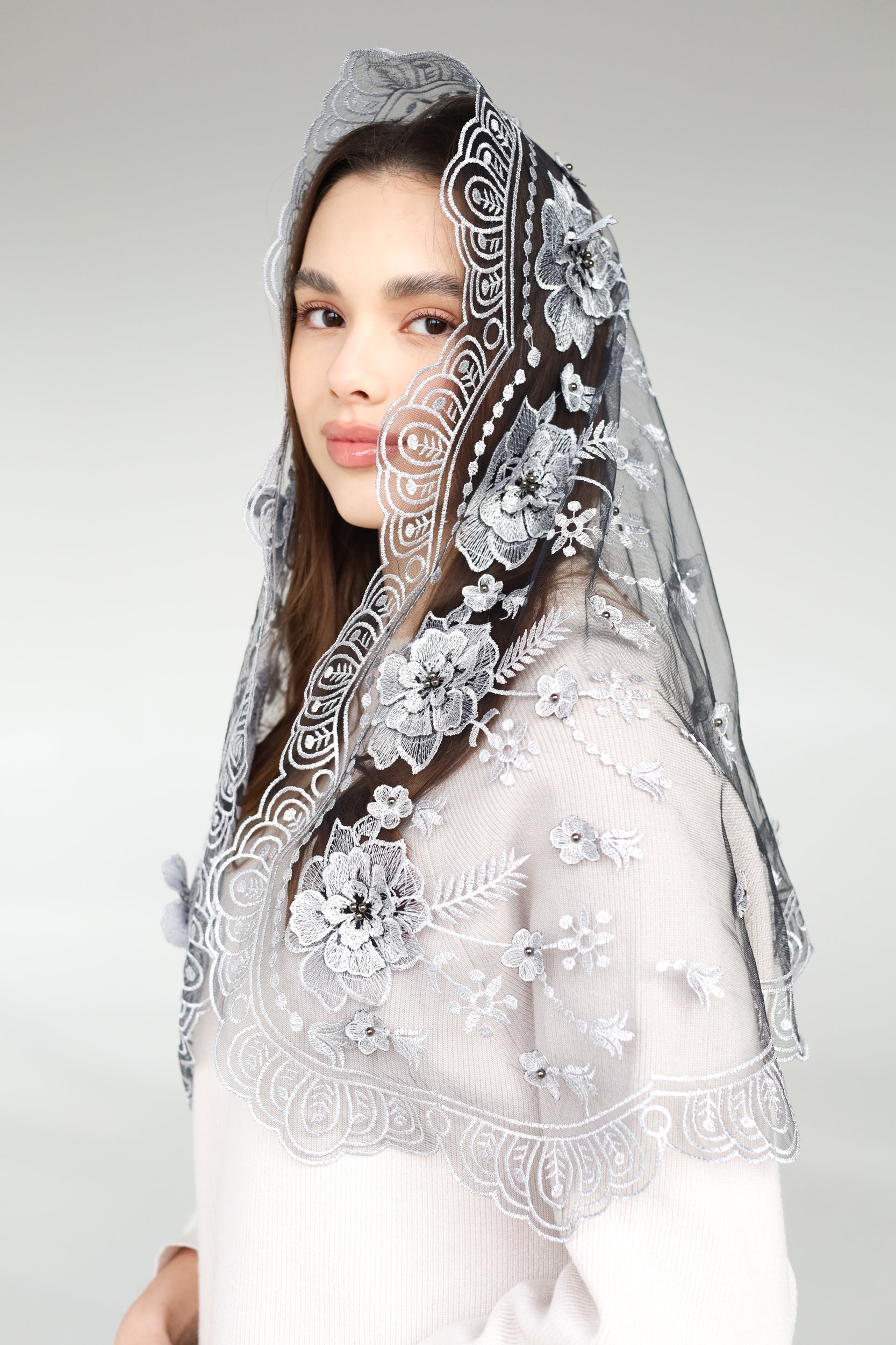 LONG GREY MANTILLA WITH 3D FLOWERS - MariaVeils