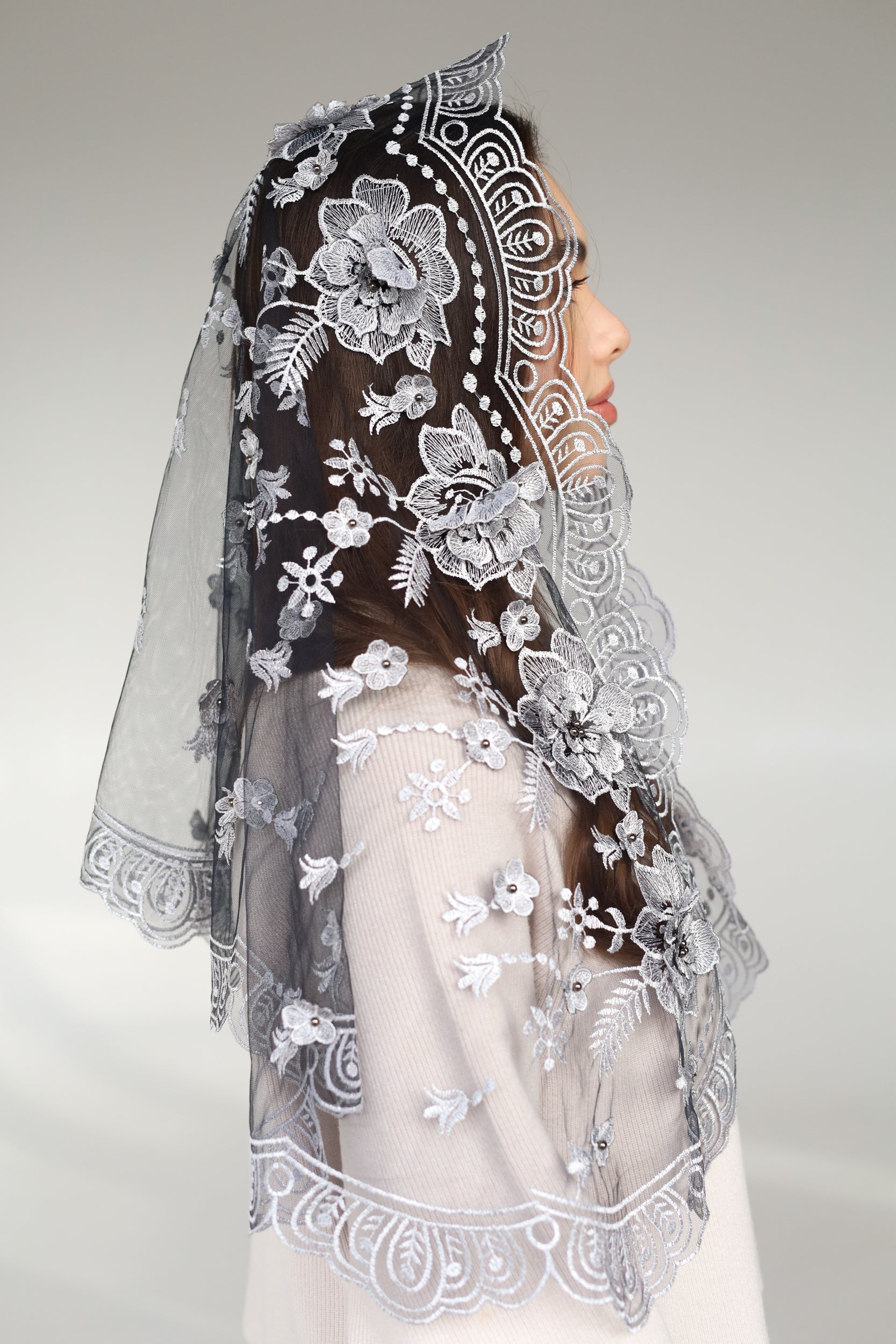 LONG GREY MANTILLA WITH 3D FLOWERS - MariaVeils