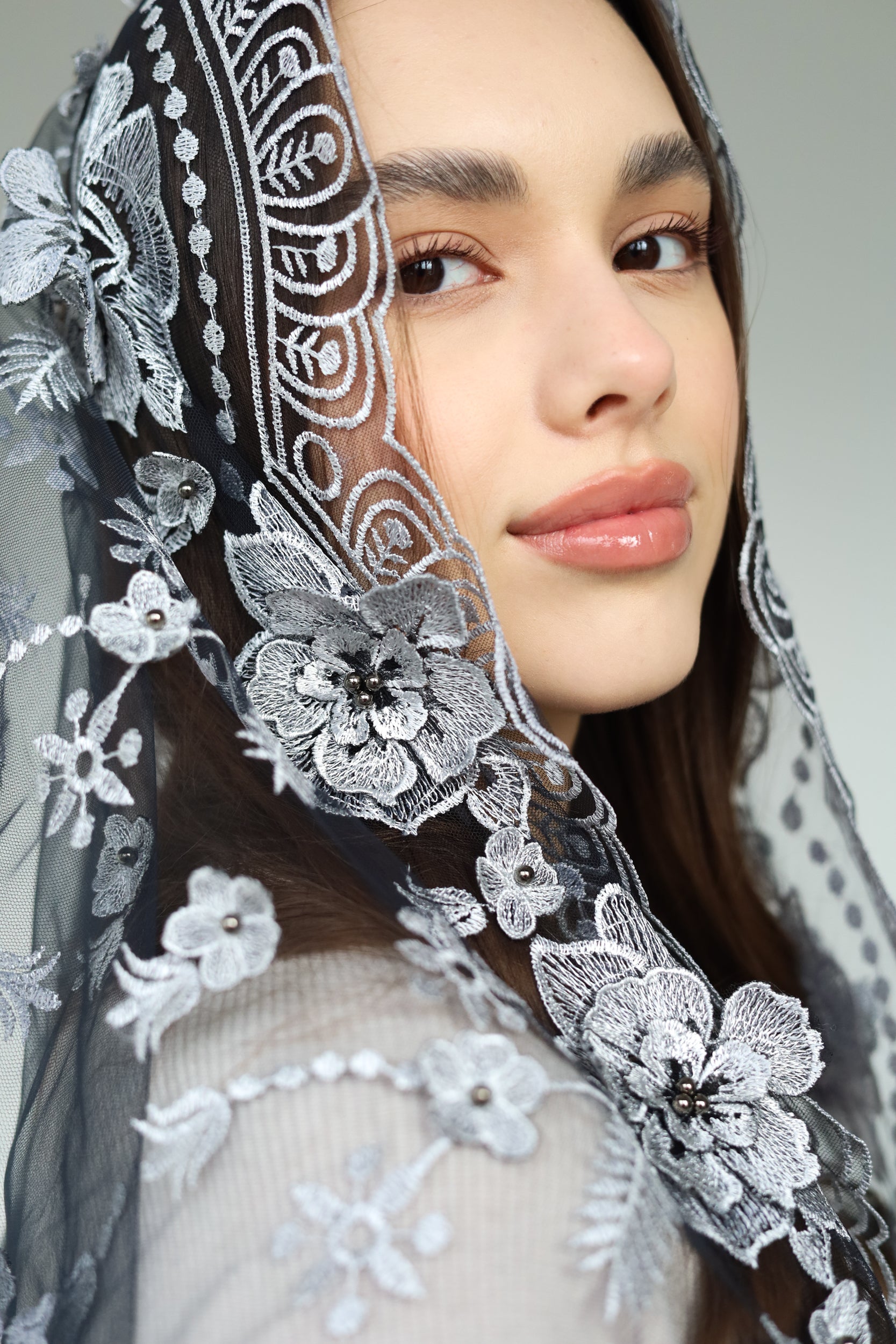 LONG GREY MANTILLA WITH 3D FLOWERS - MariaVeils