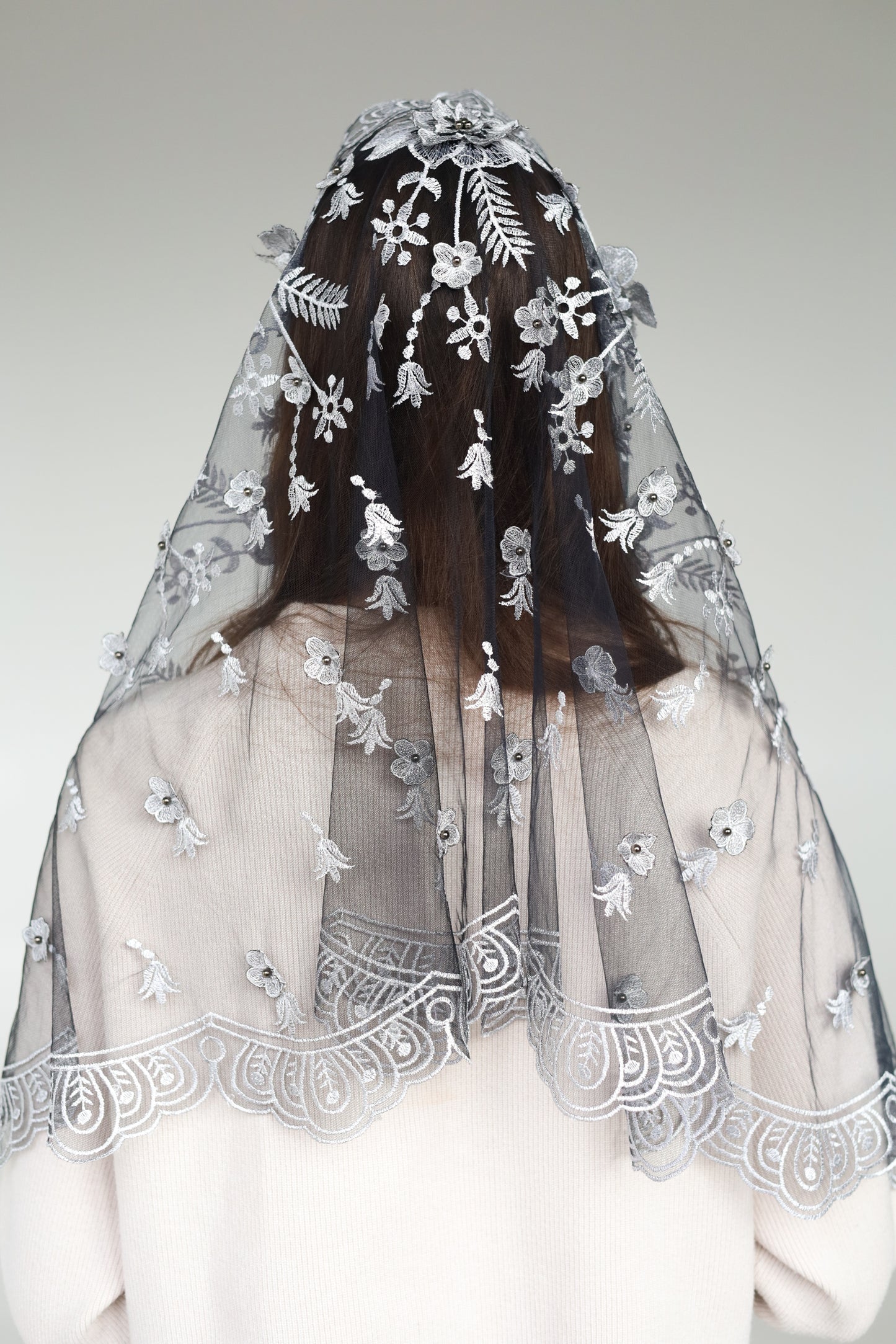 LONG GREY MANTILLA WITH 3D FLOWERS - MariaVeils