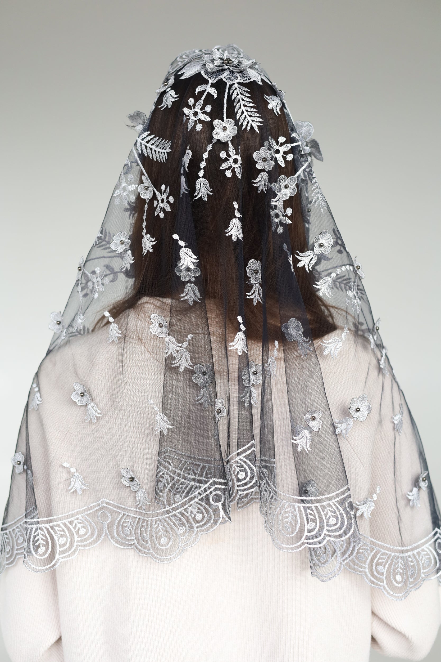 LONG GREY MANTILLA WITH 3D FLOWERS - MariaVeils