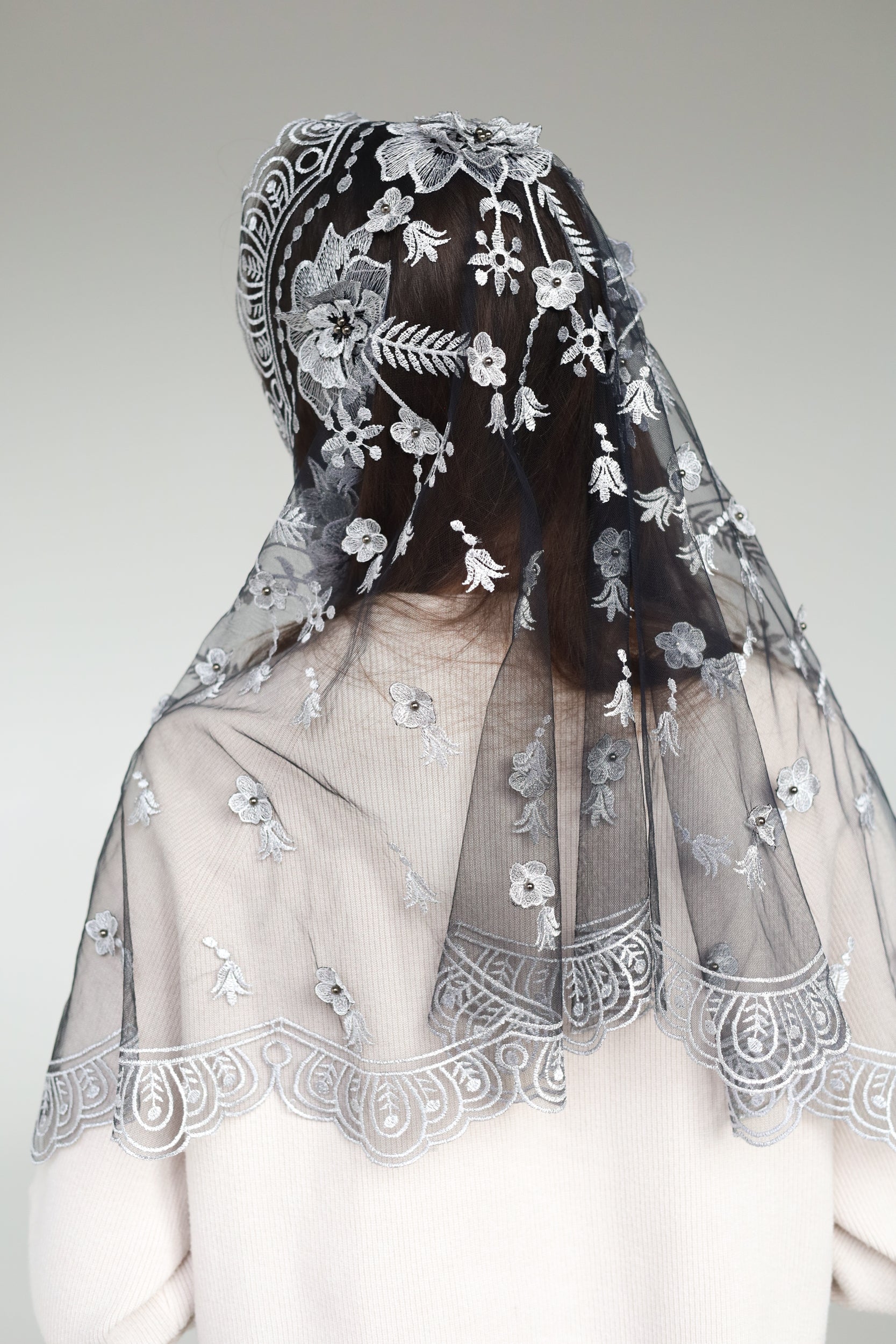 LONG GREY MANTILLA WITH 3D FLOWERS - MariaVeils