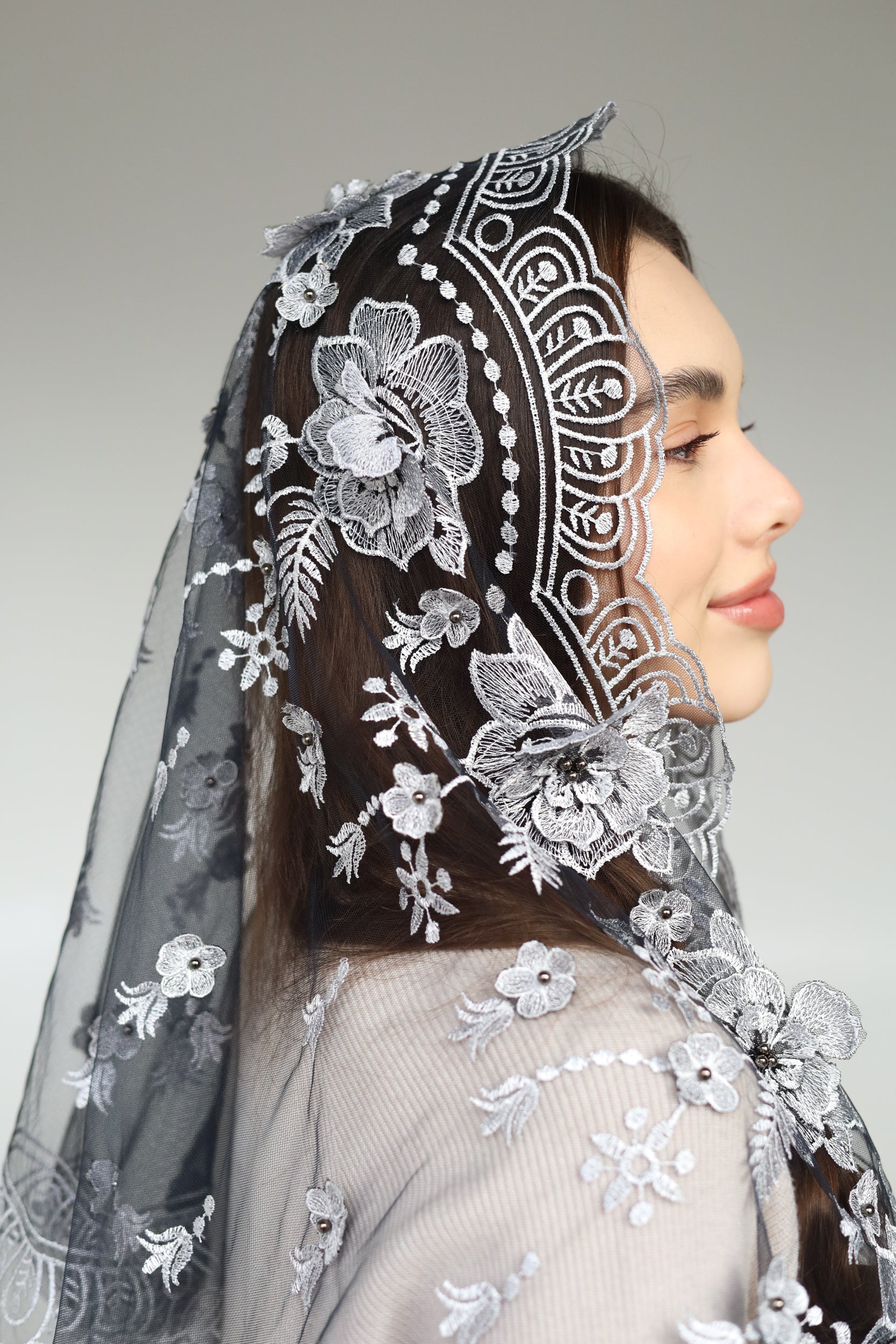 LONG GREY MANTILLA WITH 3D FLOWERS - MariaVeils