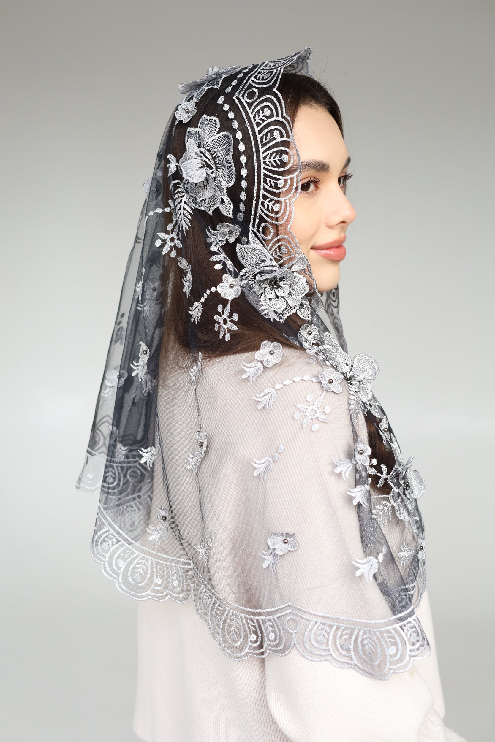 LONG GREY MANTILLA WITH 3D FLOWERS - MariaVeils