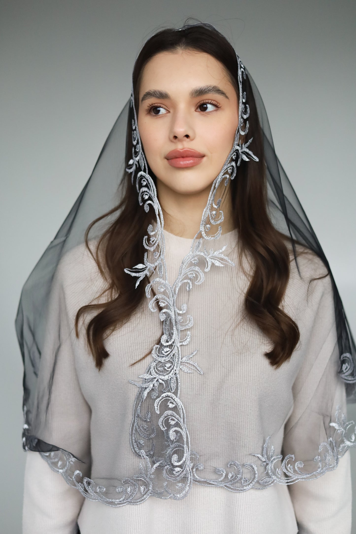 EXCLUSIVE LONG VEIL WITH EMBROIDERY