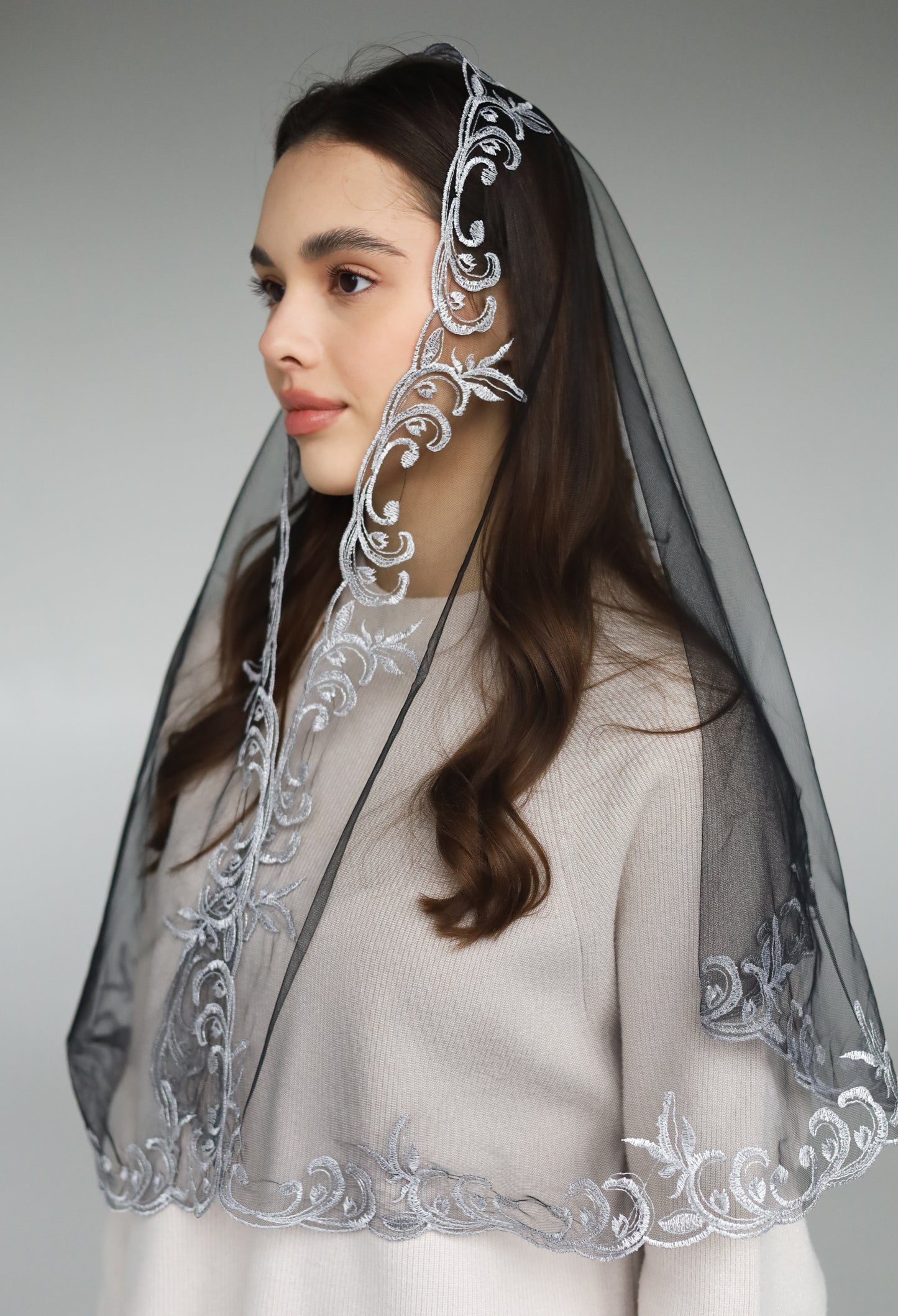 EXCLUSIVE LONG VEIL WITH EMBROIDERY