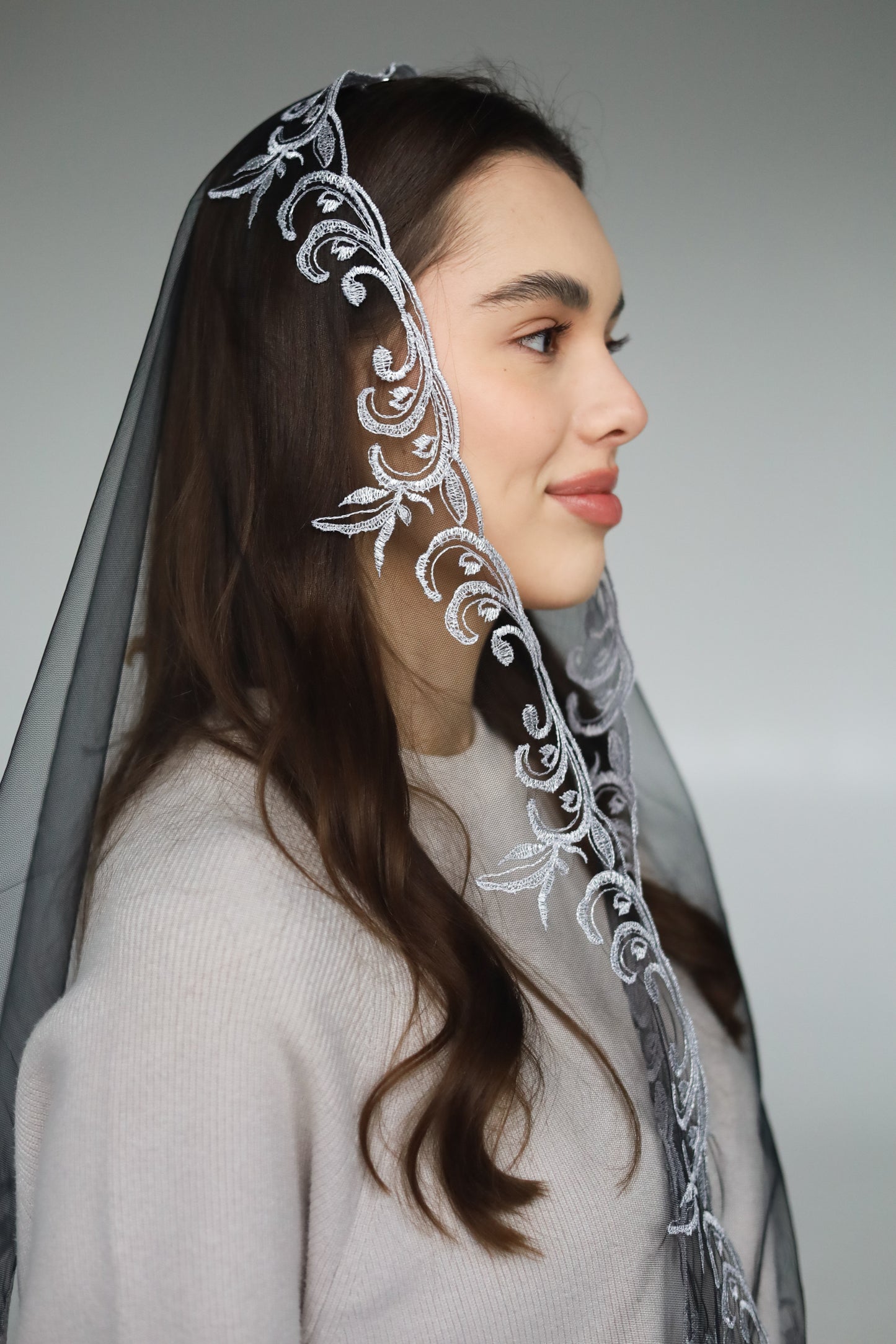 EXCLUSIVE LONG VEIL WITH EMBROIDERY