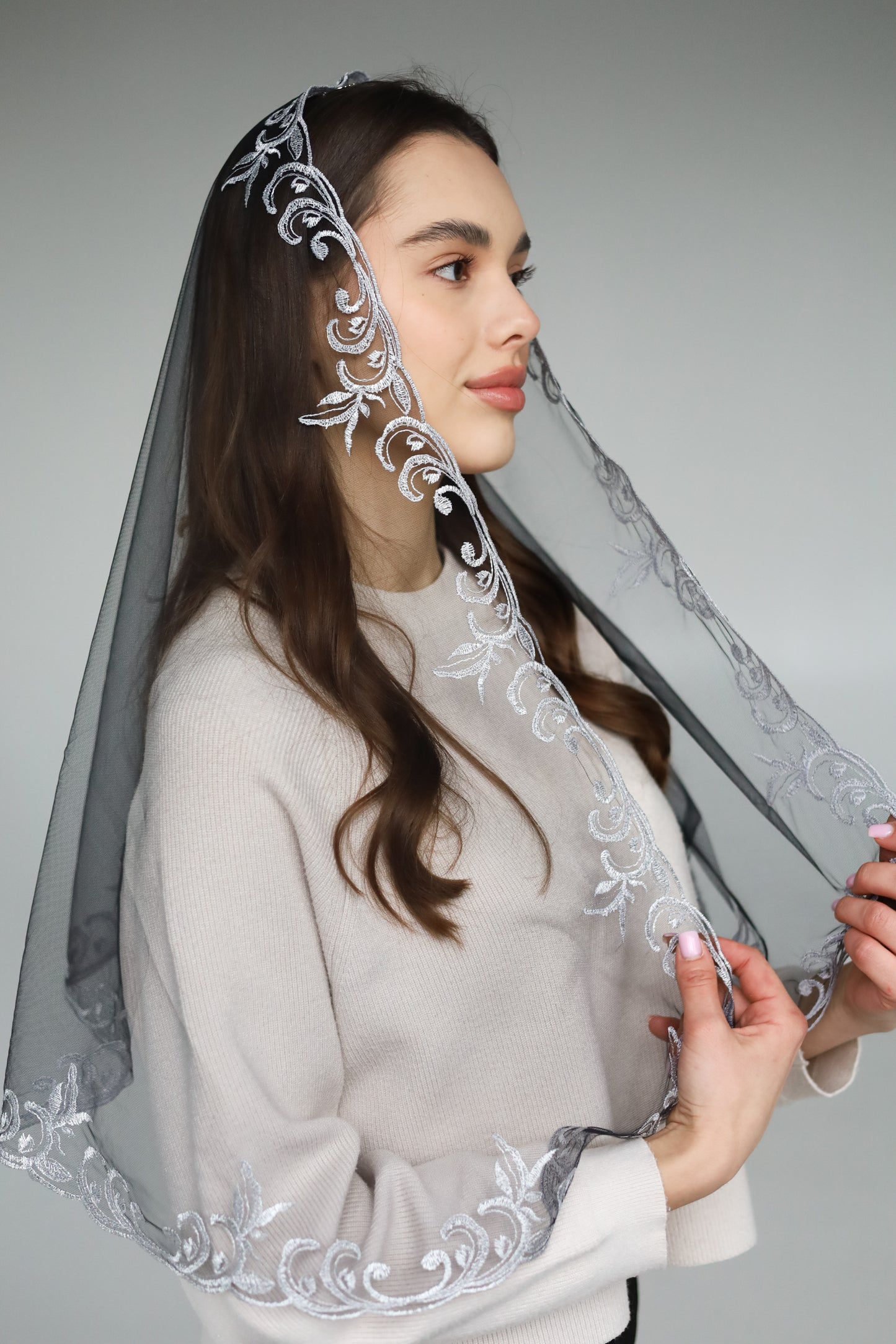 EXCLUSIVE LONG VEIL WITH EMBROIDERY