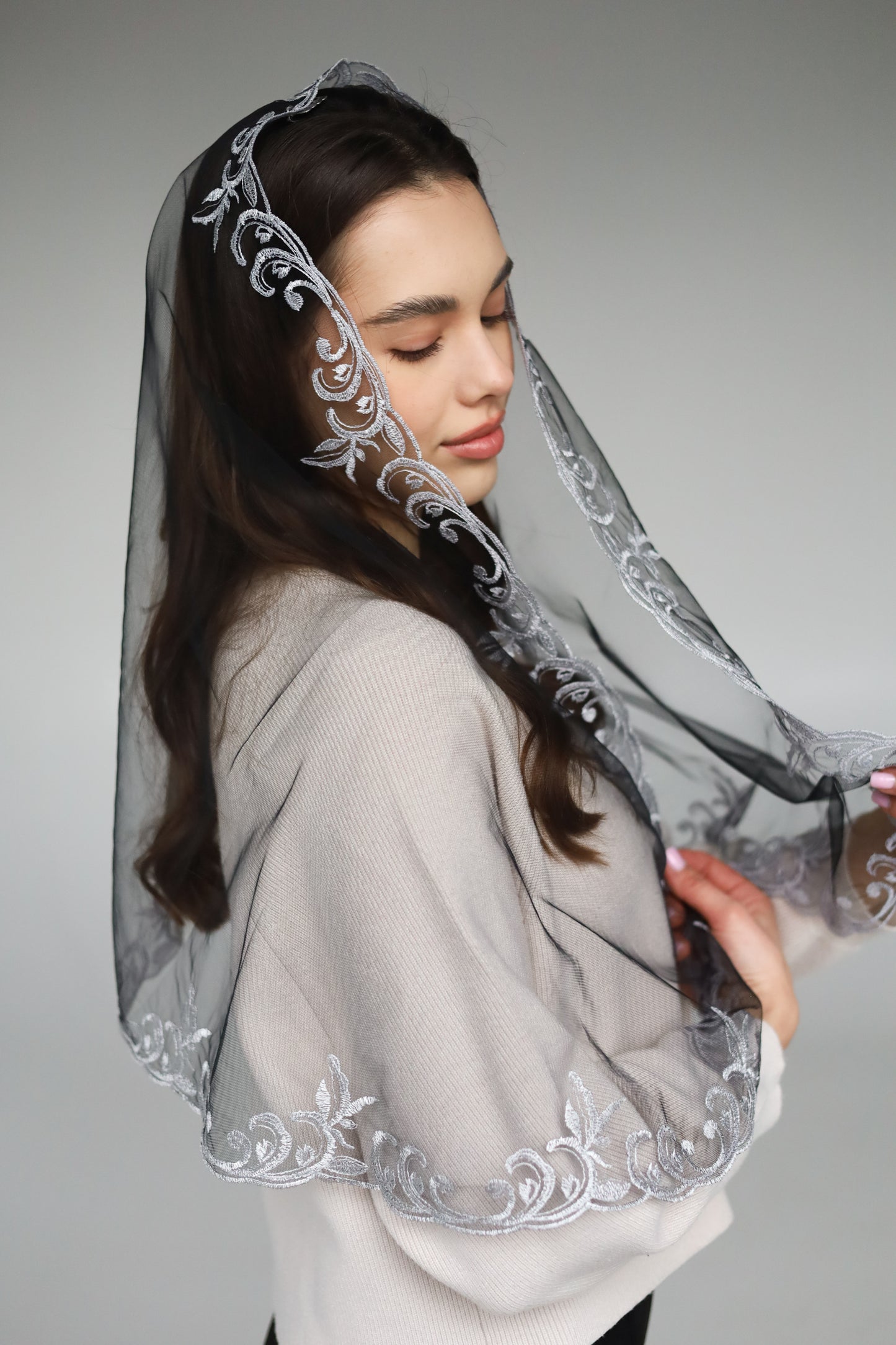 EXCLUSIVE LONG VEIL WITH EMBROIDERY